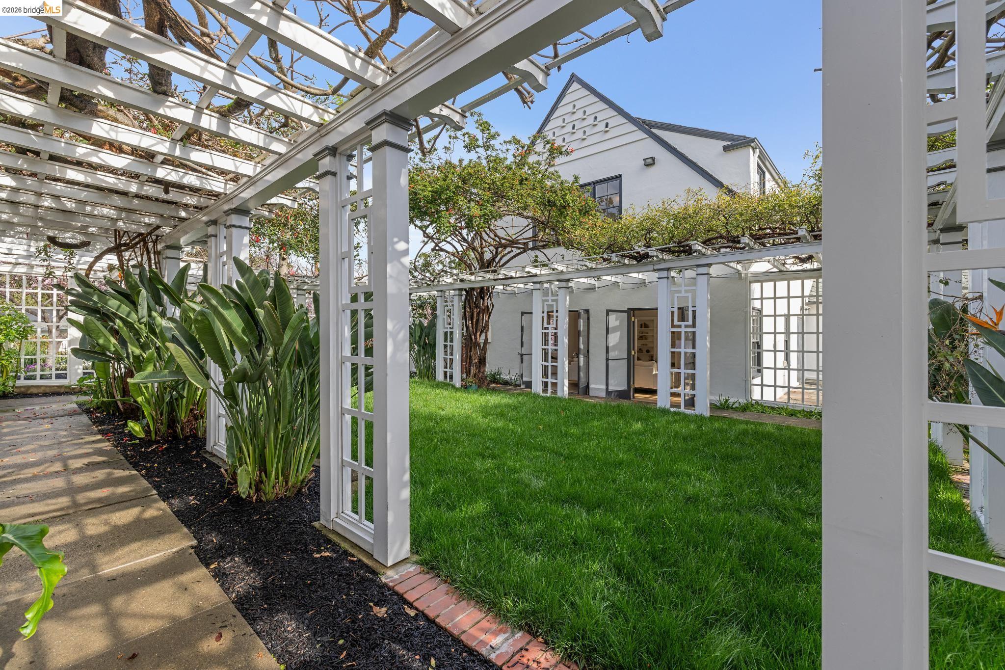 Detail Gallery Image 57 of 60 For 15 Olive Ave, Piedmont,  CA 94611 - 5 Beds | 4/1 Baths