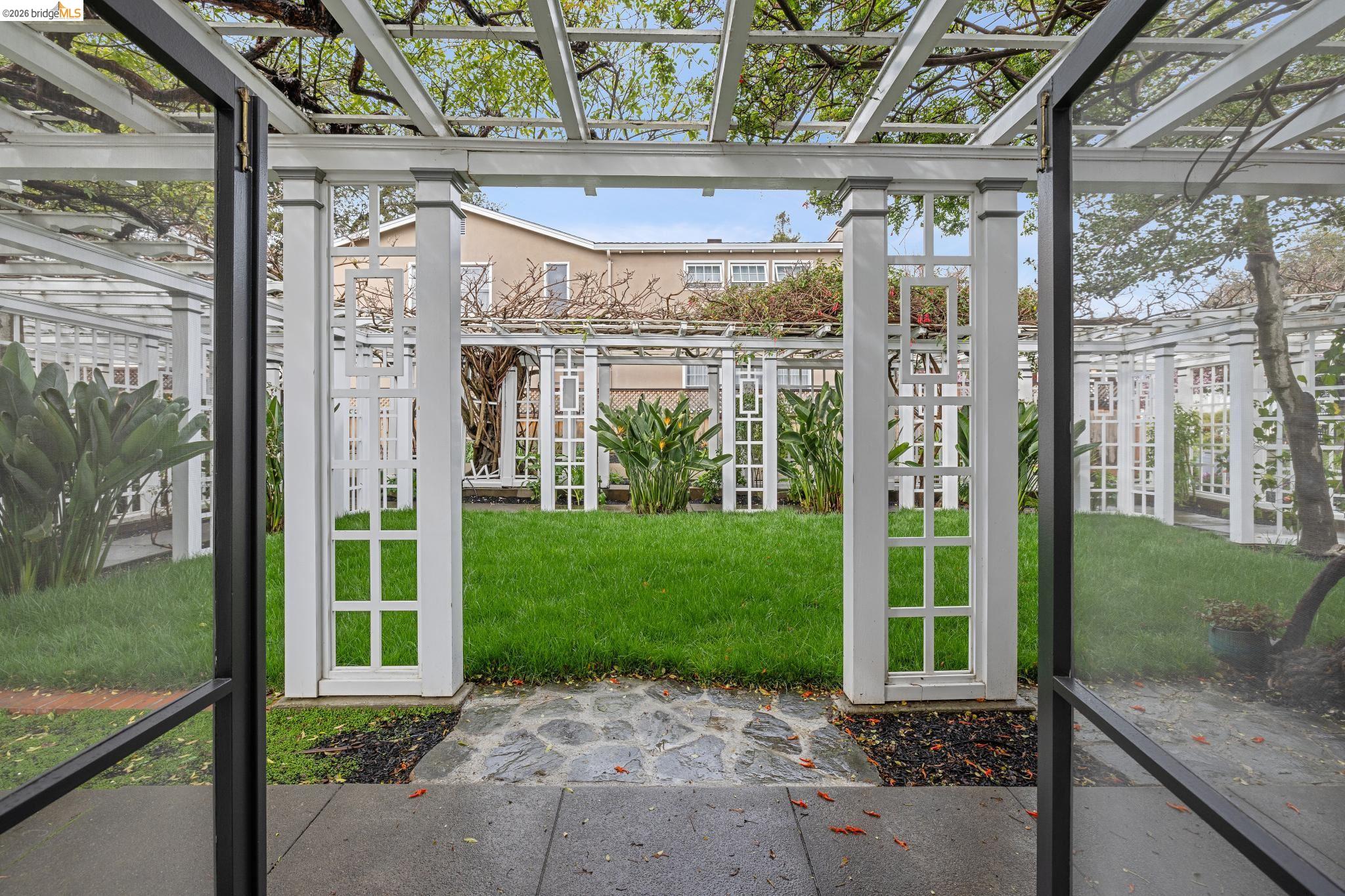 Detail Gallery Image 8 of 60 For 15 Olive Ave, Piedmont,  CA 94611 - 5 Beds | 4/1 Baths