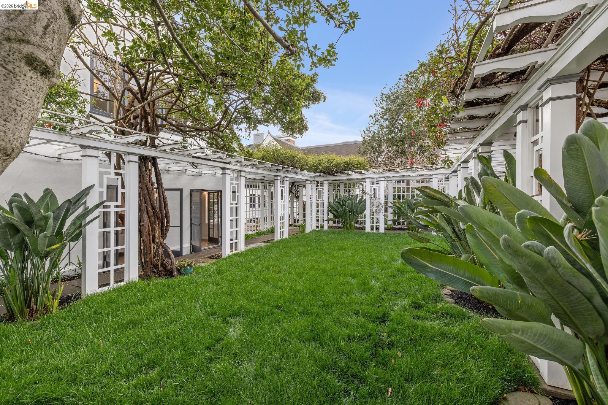 Detail Gallery Image 9 of 60 For 15 Olive Ave, Piedmont,  CA 94611 - 5 Beds | 4/1 Baths