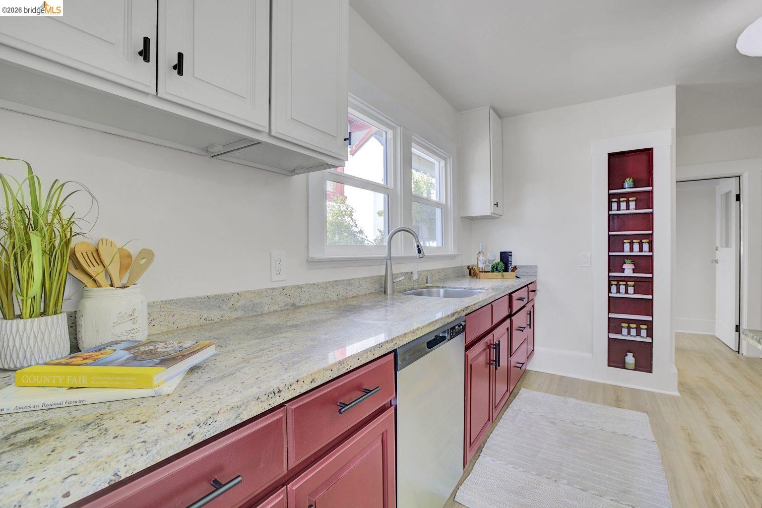 Detail Gallery Image 5 of 41 For 5718 Adeline St, Oakland,  CA 94608 - 2 Beds | 2 Baths