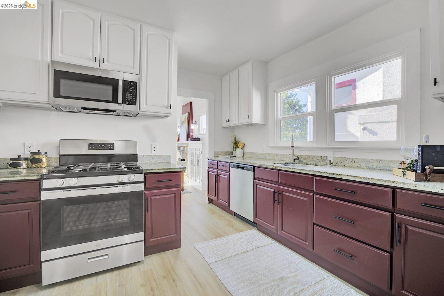 Detail Gallery Image 8 of 41 For 5718 Adeline St, Oakland,  CA 94608 - 2 Beds | 2 Baths