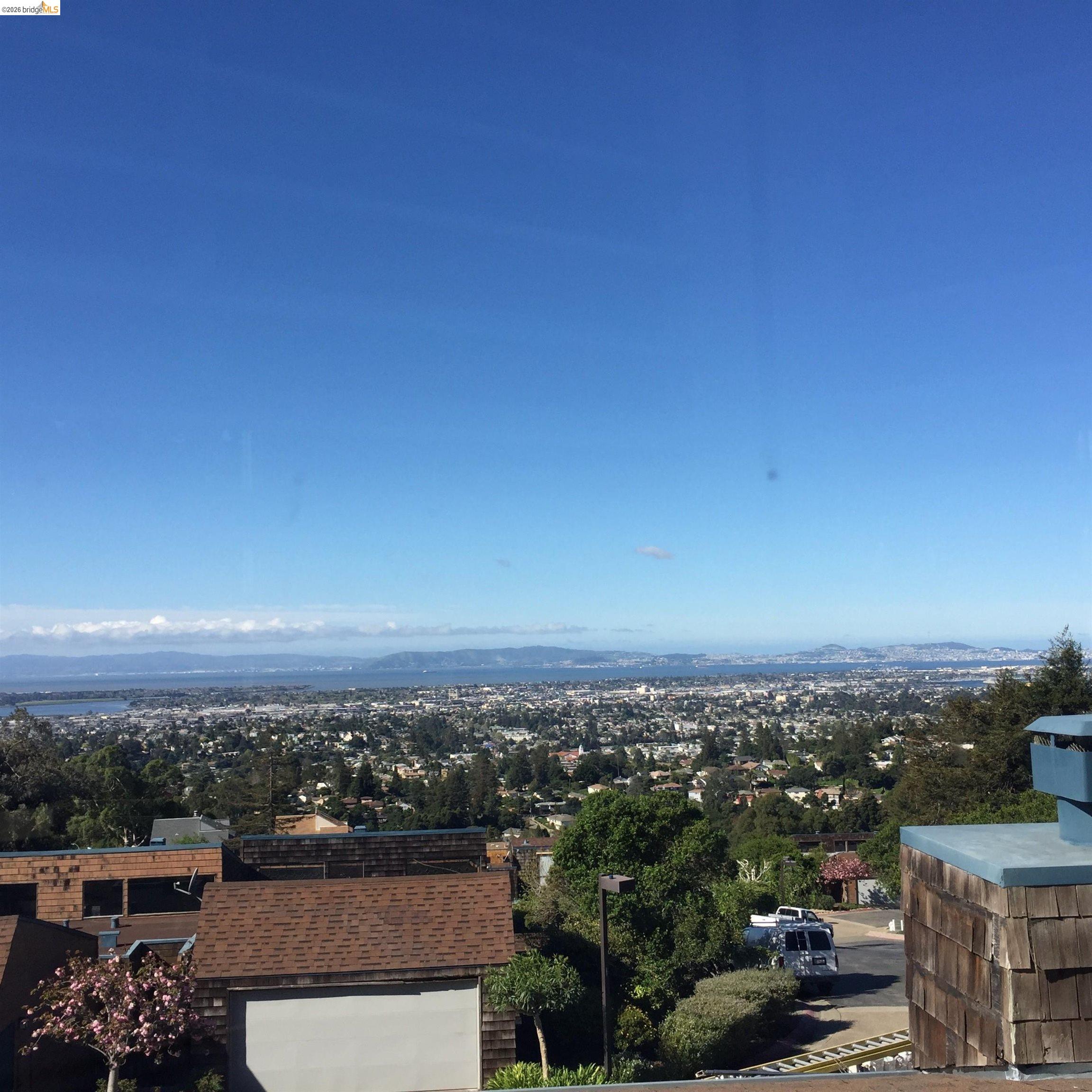 Detail Gallery Image 3 of 33 For 10 Sereno Cir, Oakland,  CA 94619 - 2 Beds | 2 Baths