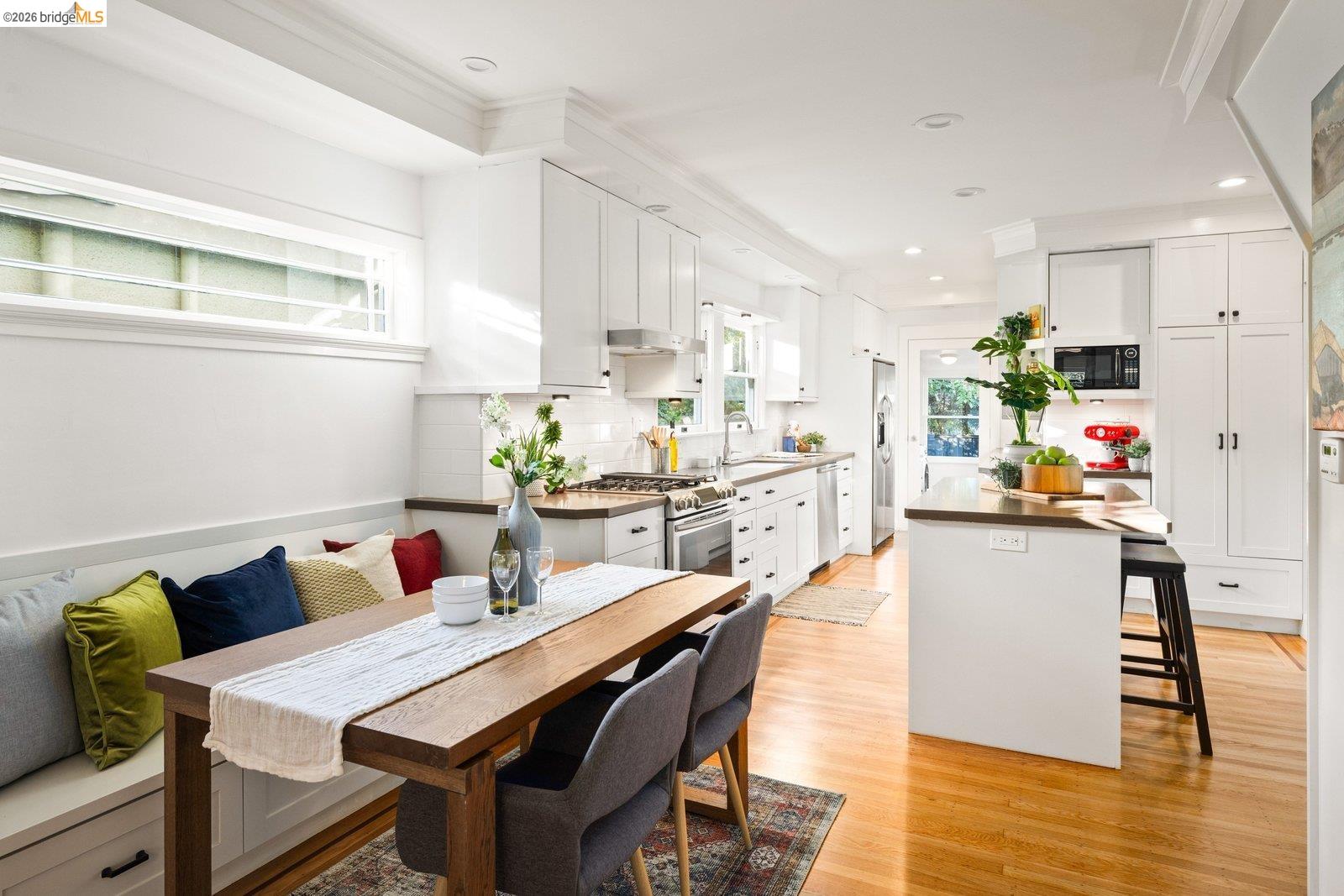 Detail Gallery Image 11 of 42 For 328 Glendale Avenue, Oakland,  CA 94618 - 3 Beds | 3 Baths