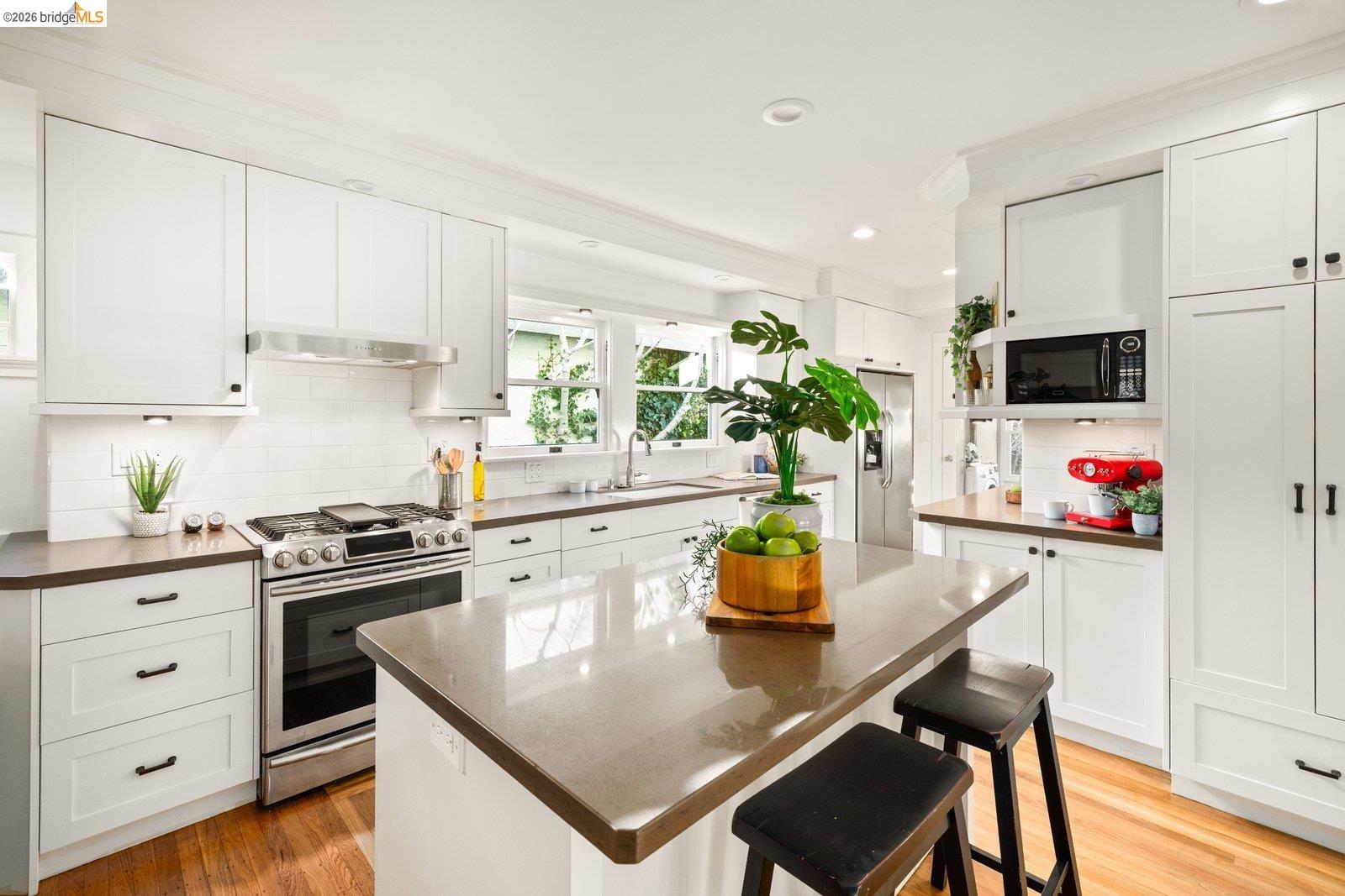 Detail Gallery Image 13 of 42 For 328 Glendale Avenue, Oakland,  CA 94618 - 3 Beds | 3 Baths