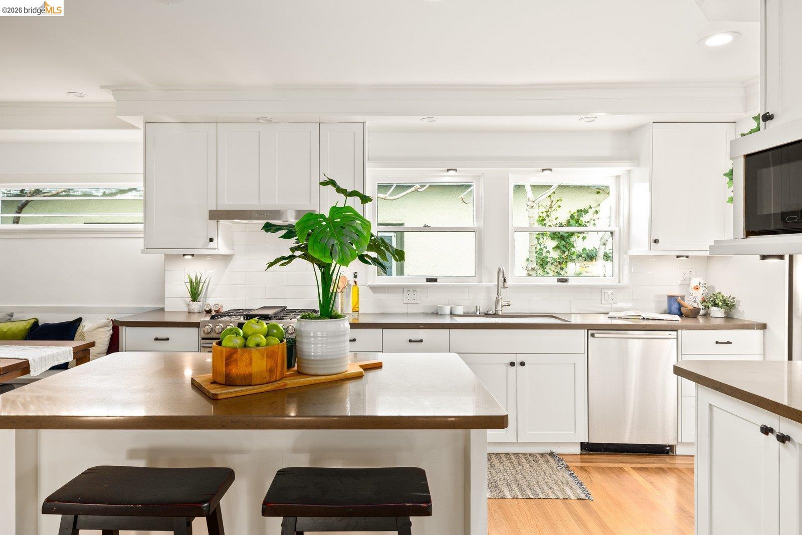 Detail Gallery Image 14 of 42 For 328 Glendale Avenue, Oakland,  CA 94618 - 3 Beds | 3 Baths