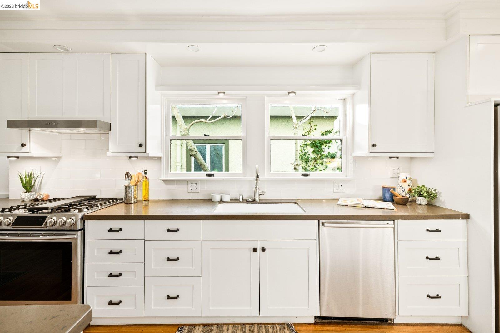 Detail Gallery Image 15 of 42 For 328 Glendale Avenue, Oakland,  CA 94618 - 3 Beds | 3 Baths