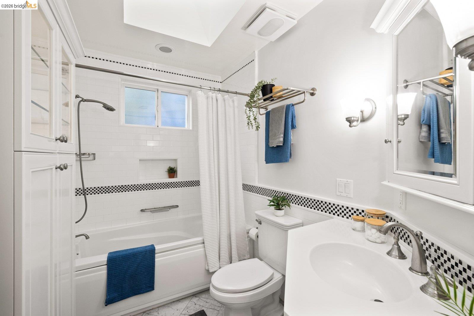 Detail Gallery Image 22 of 42 For 328 Glendale Avenue, Oakland,  CA 94618 - 3 Beds | 3 Baths