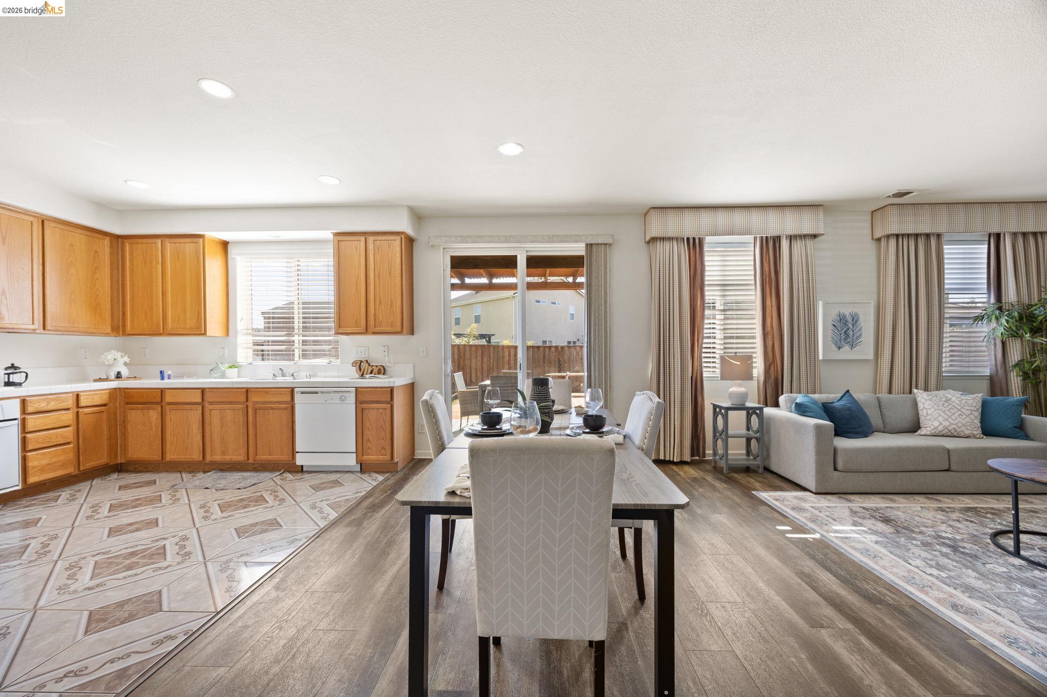 Detail Gallery Image 8 of 33 For 2242 Middlebury Way, Stockton,  CA 95212 - 4 Beds | 2/1 Baths