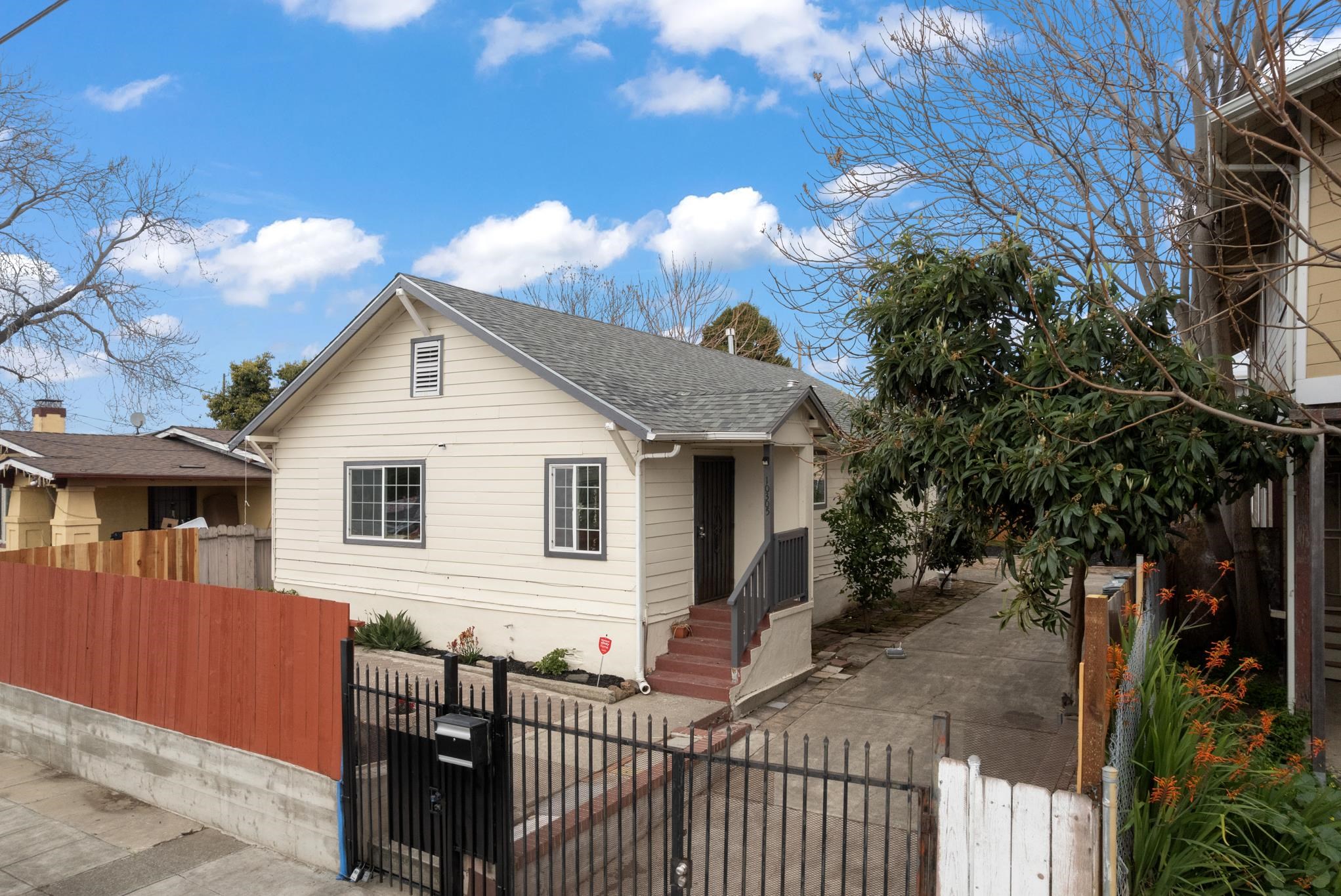 Detail Gallery Image 2 of 34 For 10306 Pippin St, Oakland,  CA 94603 - 3 Beds | 1/1 Baths