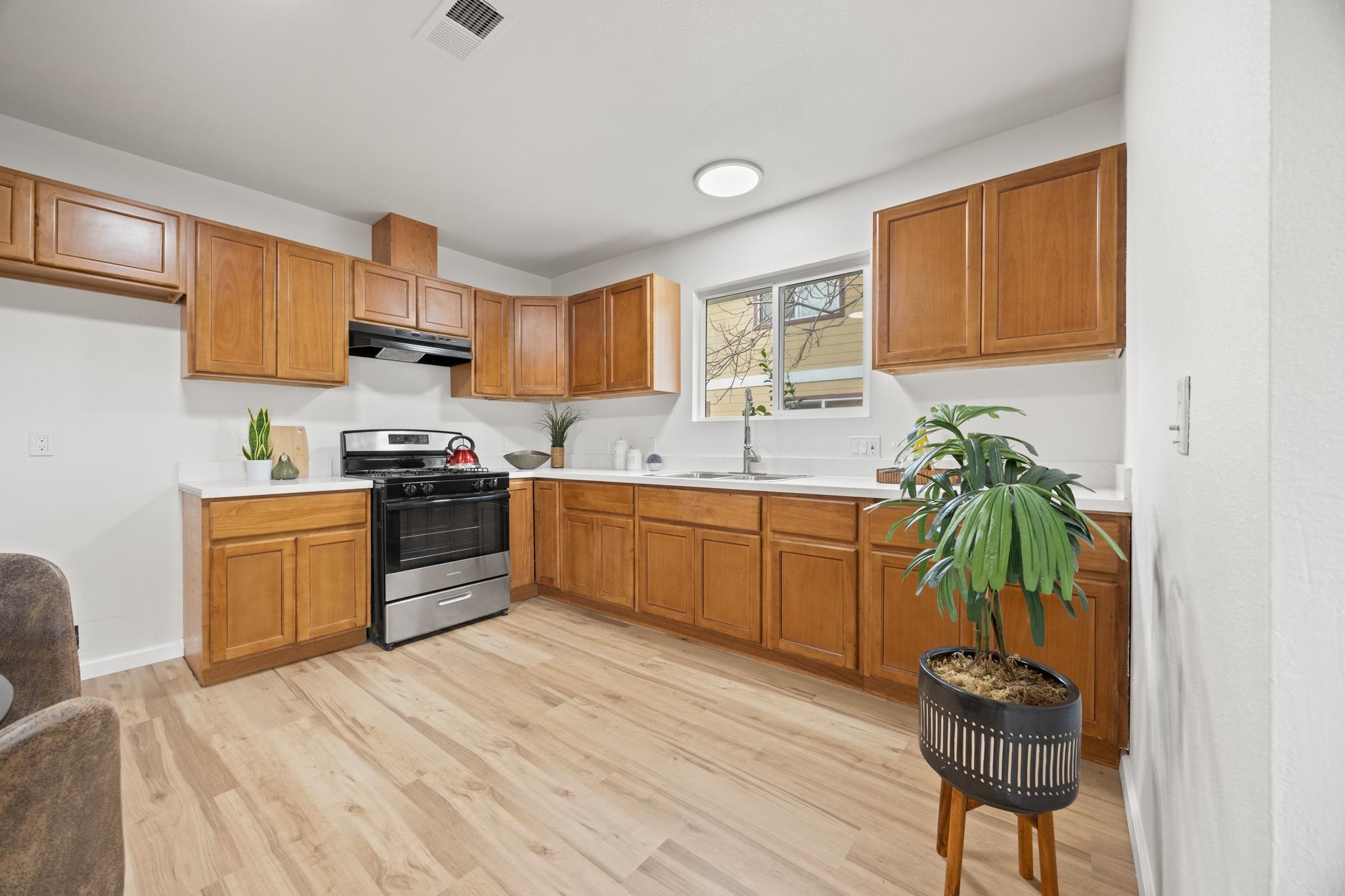 Detail Gallery Image 11 of 34 For 10306 Pippin St, Oakland,  CA 94603 - 3 Beds | 1/1 Baths