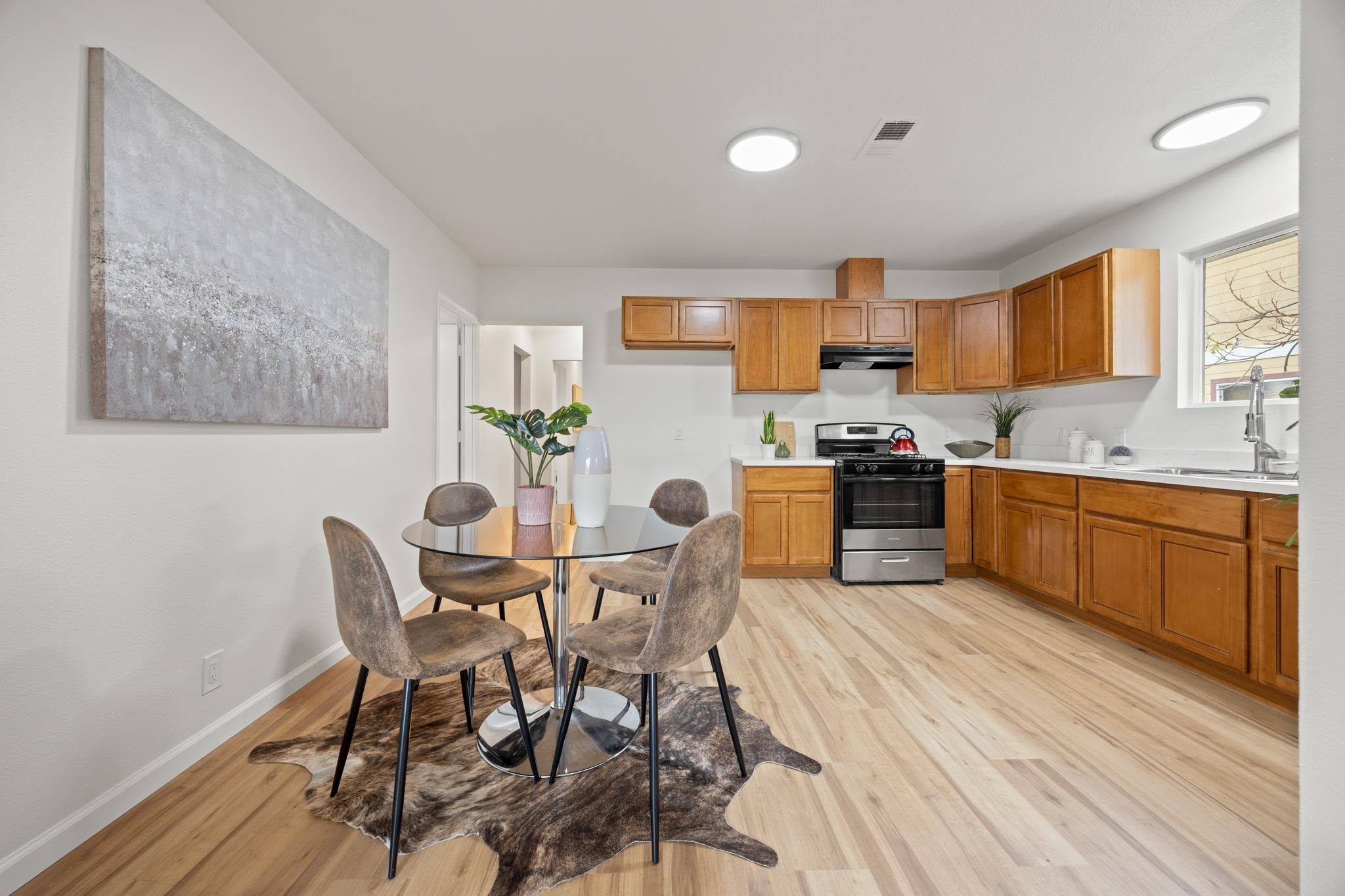 Detail Gallery Image 10 of 34 For 10306 Pippin St, Oakland,  CA 94603 - 3 Beds | 1/1 Baths