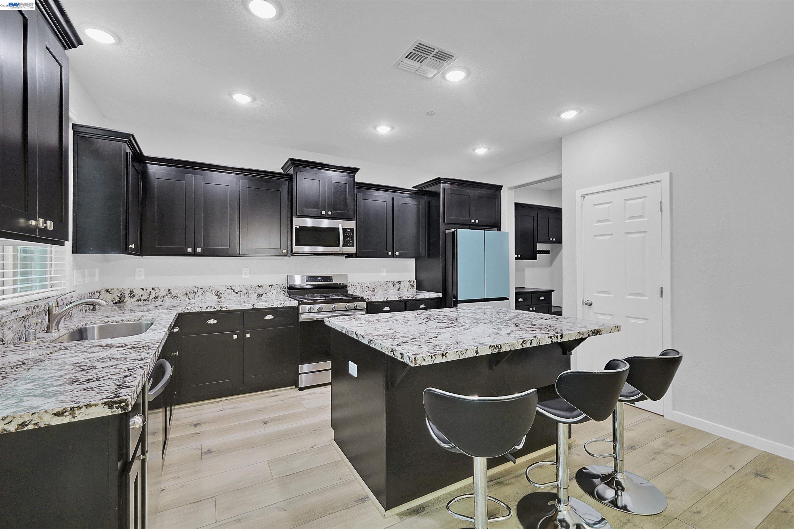 Detail Gallery Image 15 of 56 For 3223 Le Bourget Lane, Lincoln,  CA 95648 - 4 Beds | 3 Baths