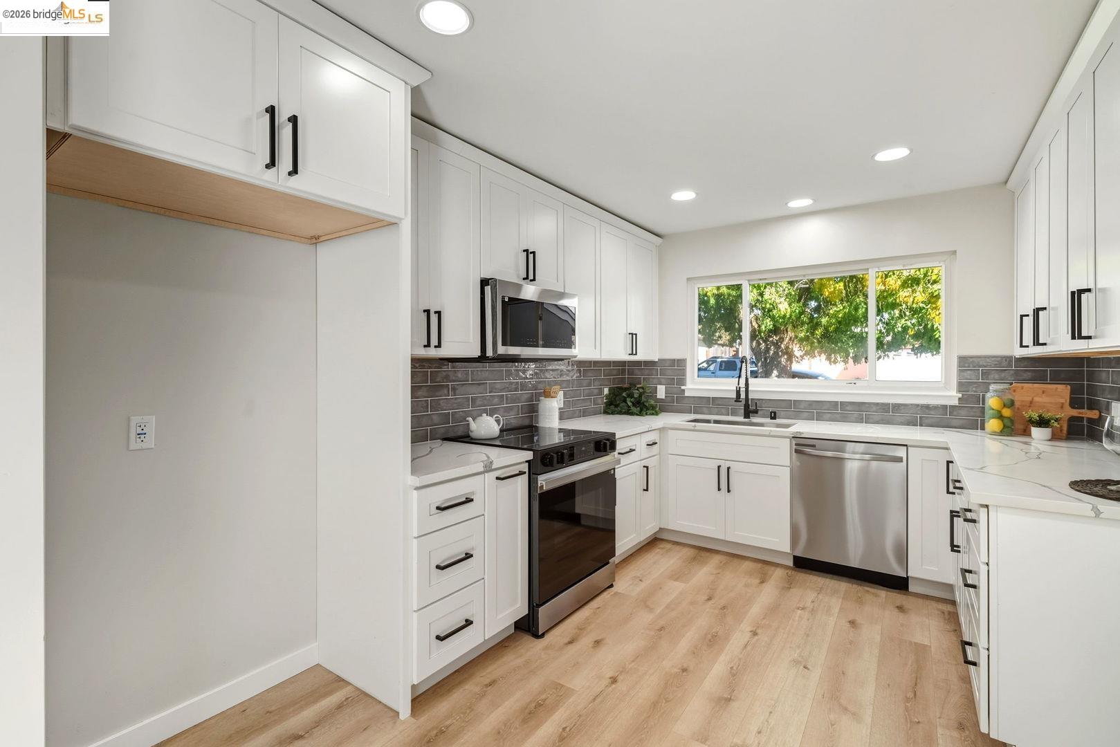 Detail Gallery Image 11 of 26 For 2956 Mullens Dr, Richmond,  CA 94806 - 3 Beds | 2 Baths