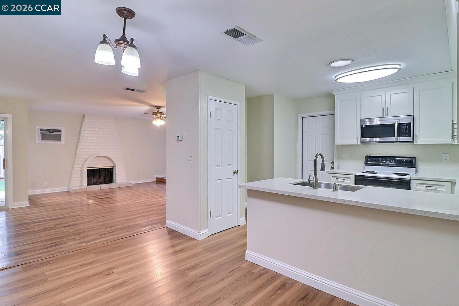 Detail Gallery Image 11 of 46 For 116 Woodview Ct, Martinez,  CA 94553 - 3 Beds | 2 Baths