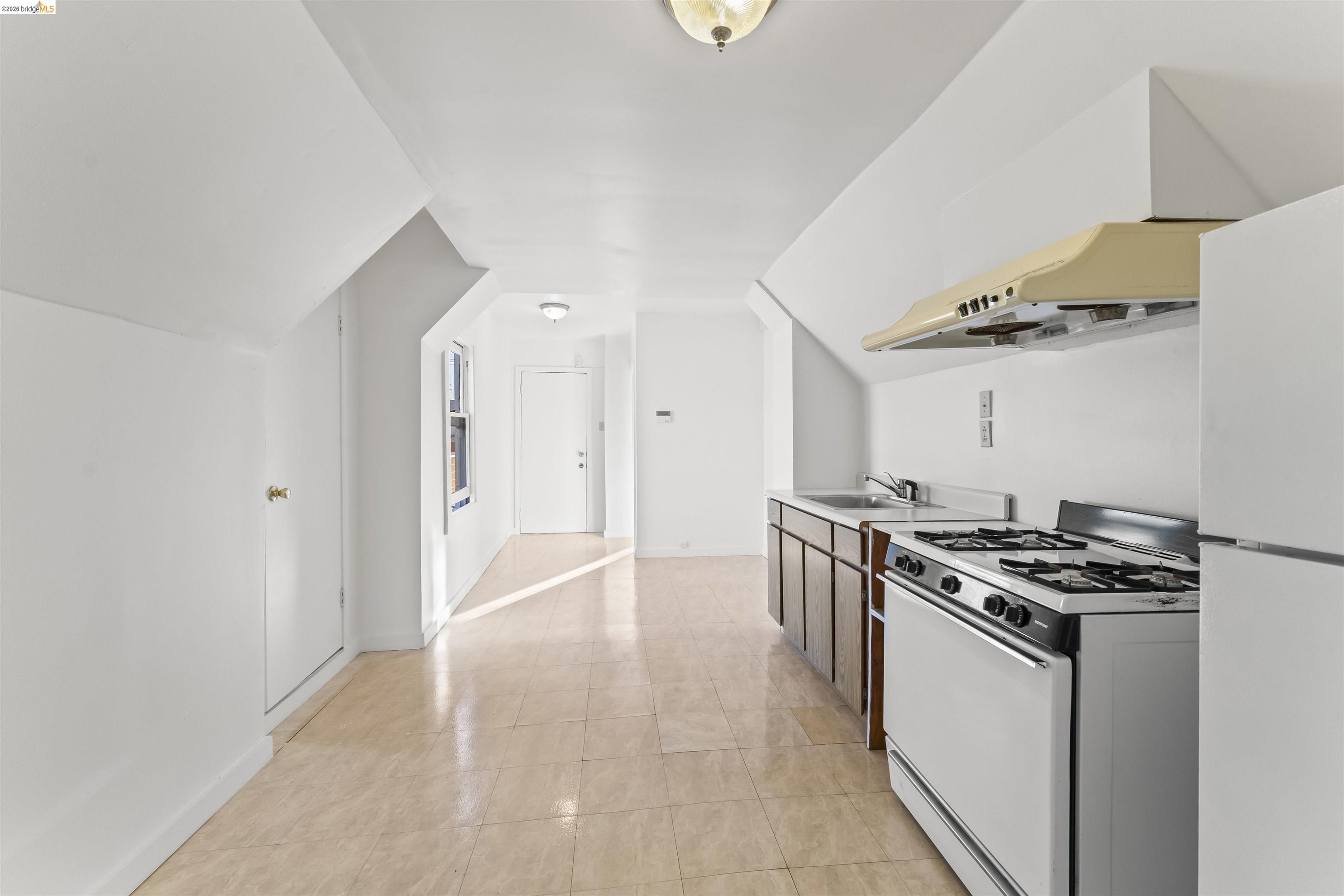 Detail Gallery Image 9 of 20 For 811 W Grand Ave, Oakland,  CA 94607 - – Beds | – Baths