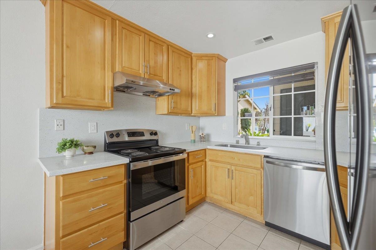 Detail Gallery Image 12 of 45 For 542 White Fir Dr, San Leandro,  CA 94577 - 3 Beds | 2/1 Baths