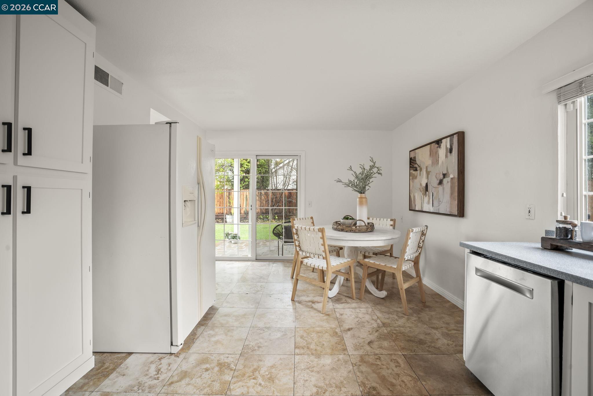 Detail Gallery Image 11 of 36 For 880 Madigan Ave, Concord,  CA 94518 - 3 Beds | 2 Baths