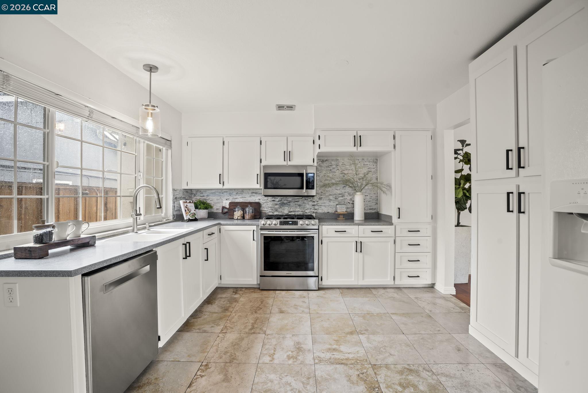 Detail Gallery Image 6 of 36 For 880 Madigan Ave, Concord,  CA 94518 - 3 Beds | 2 Baths