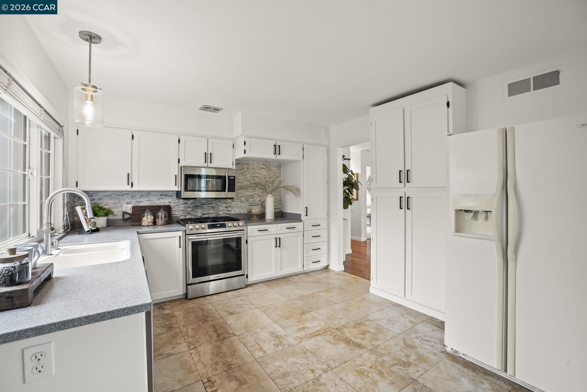 Detail Gallery Image 7 of 36 For 880 Madigan Ave, Concord,  CA 94518 - 3 Beds | 2 Baths