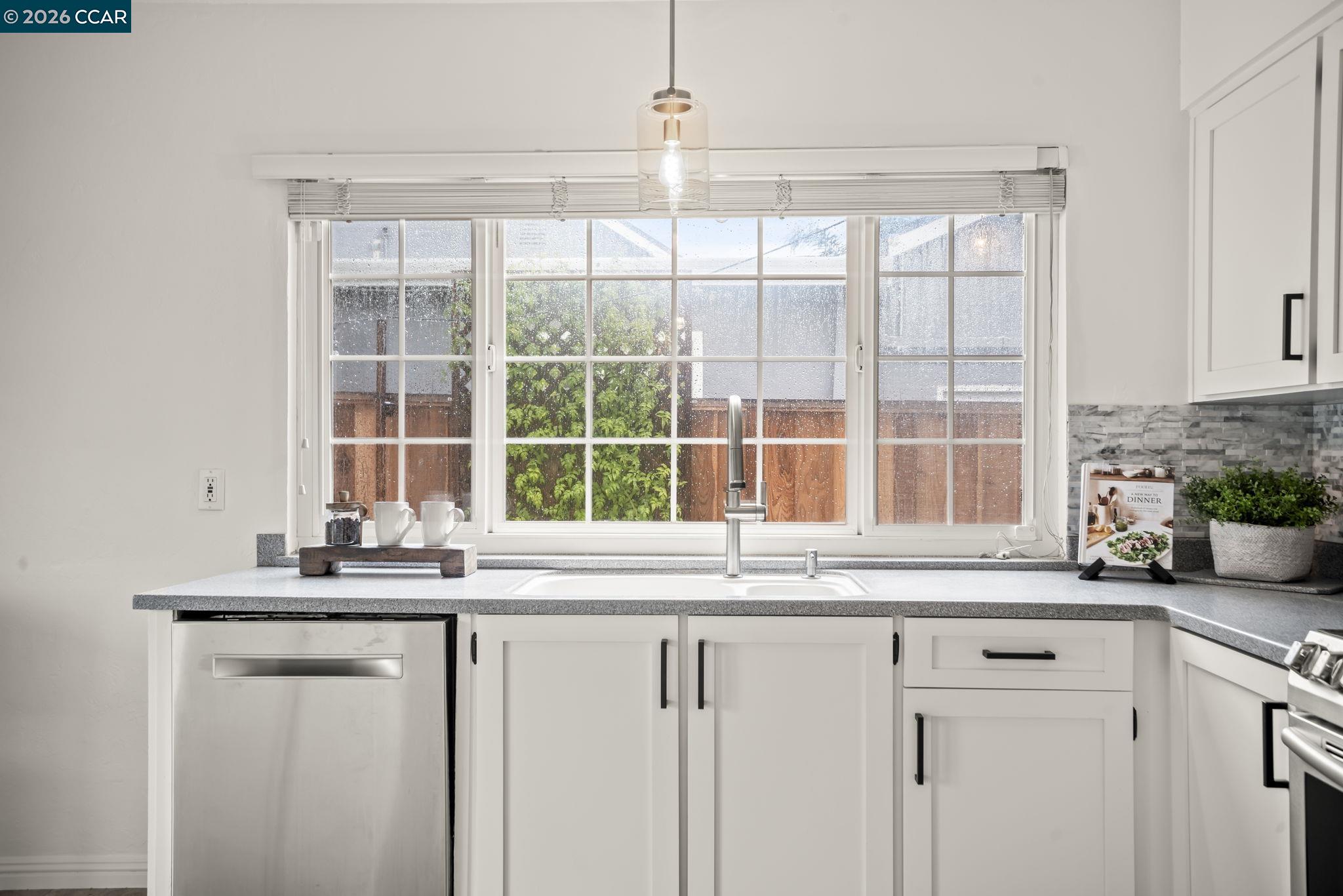 Detail Gallery Image 9 of 36 For 880 Madigan Ave, Concord,  CA 94518 - 3 Beds | 2 Baths