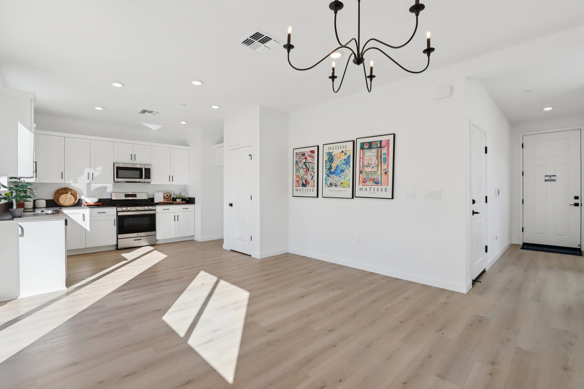 Detail Gallery Image 4 of 30 For 872 Pecan Tree Ln, Galt,  CA 95632 - 3 Beds | 2/1 Baths