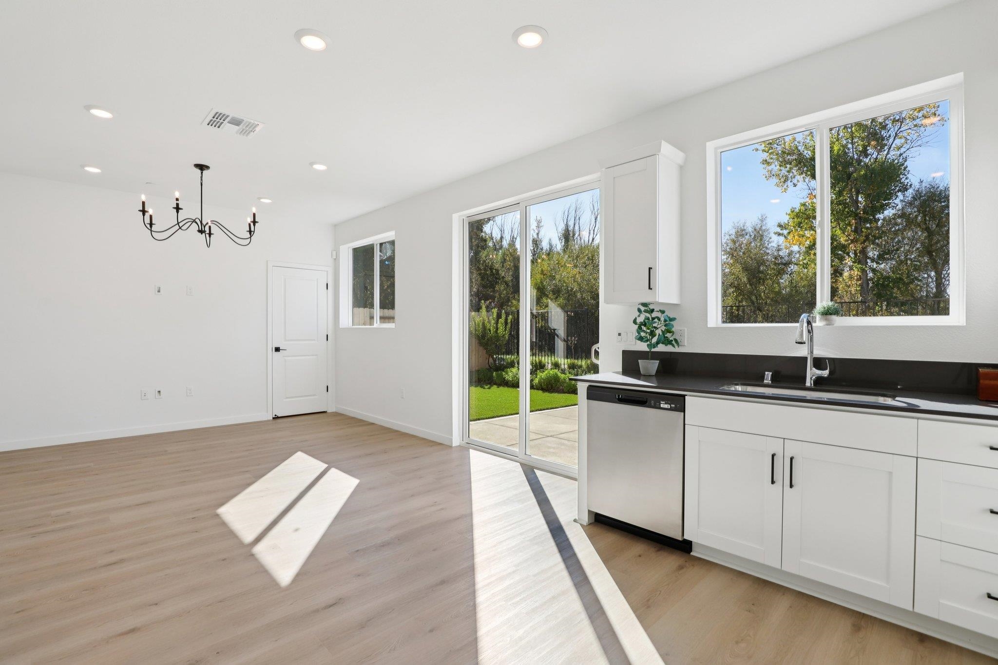 Detail Gallery Image 8 of 30 For 872 Pecan Tree Ln, Galt,  CA 95632 - 3 Beds | 2/1 Baths