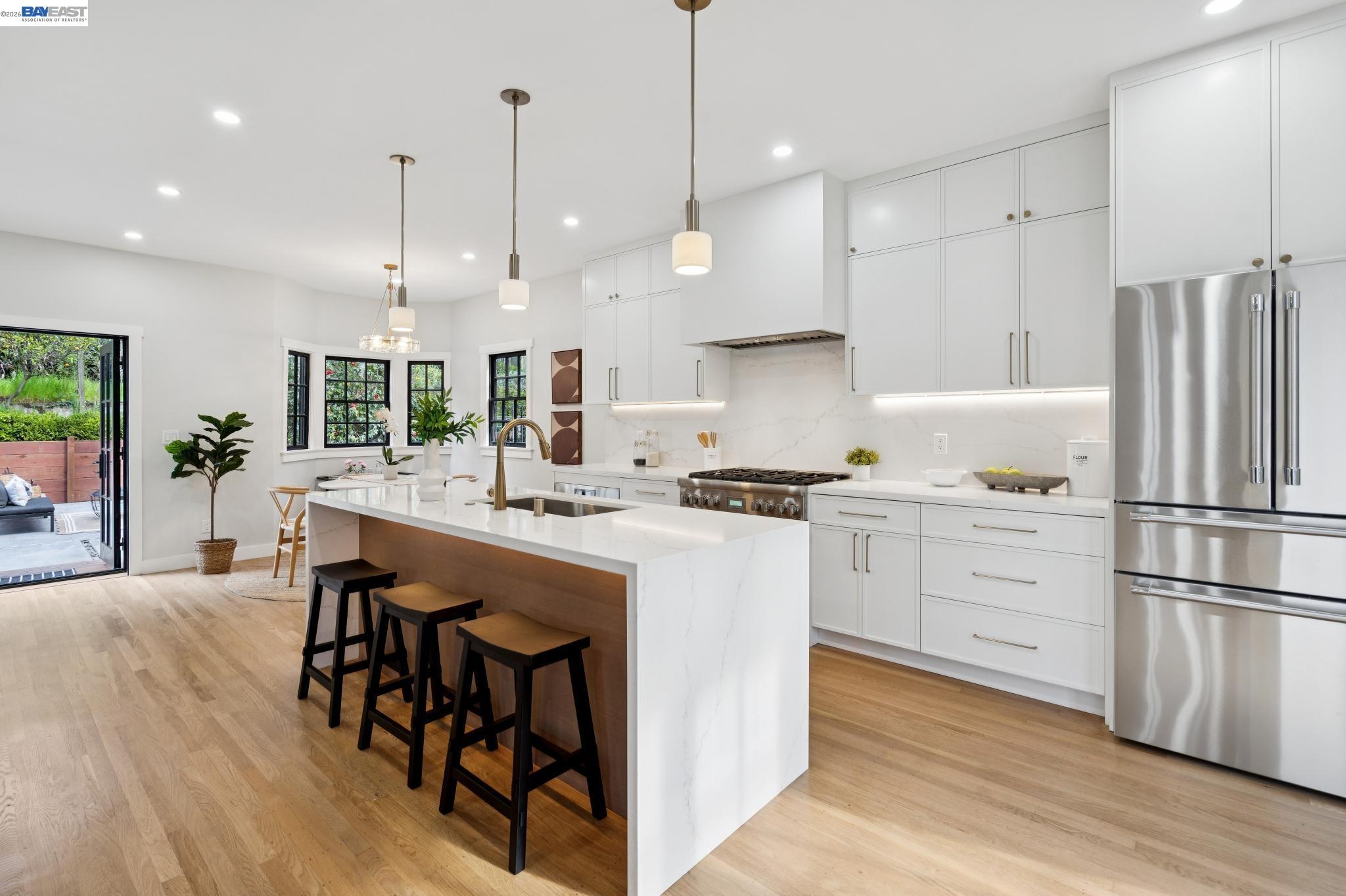 Detail Gallery Image 13 of 45 For 800 Trestle Glen Rd, Oakland,  CA 94610 - 3 Beds | 2/1 Baths