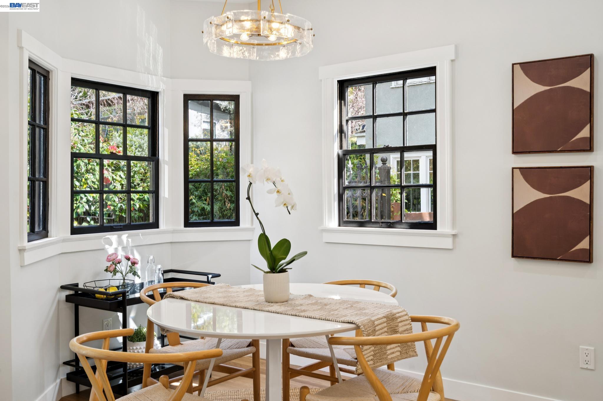 Detail Gallery Image 14 of 45 For 800 Trestle Glen Rd, Oakland,  CA 94610 - 3 Beds | 2/1 Baths