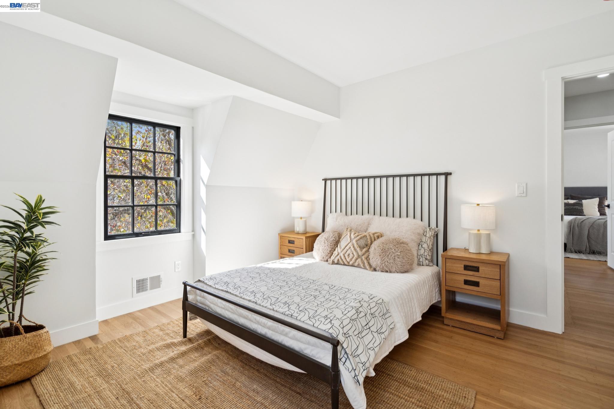 Detail Gallery Image 23 of 45 For 800 Trestle Glen Rd, Oakland,  CA 94610 - 3 Beds | 2/1 Baths