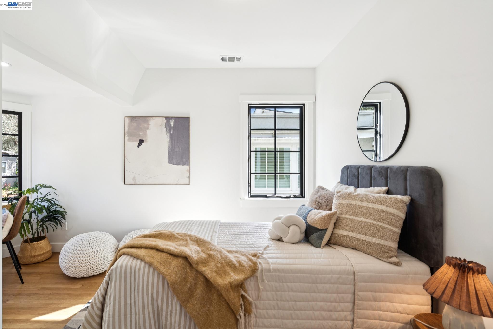 Detail Gallery Image 24 of 45 For 800 Trestle Glen Rd, Oakland,  CA 94610 - 3 Beds | 2/1 Baths