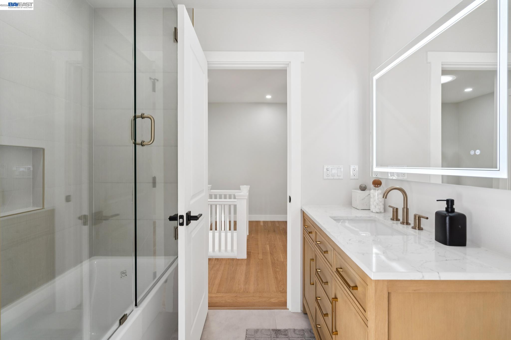 Detail Gallery Image 28 of 45 For 800 Trestle Glen Rd, Oakland,  CA 94610 - 3 Beds | 2/1 Baths