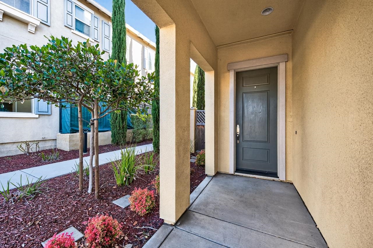 Detail Gallery Image 3 of 39 For 4433 Cherico Ln, Dublin,  CA 94568 - 4 Beds | 3/2 Baths