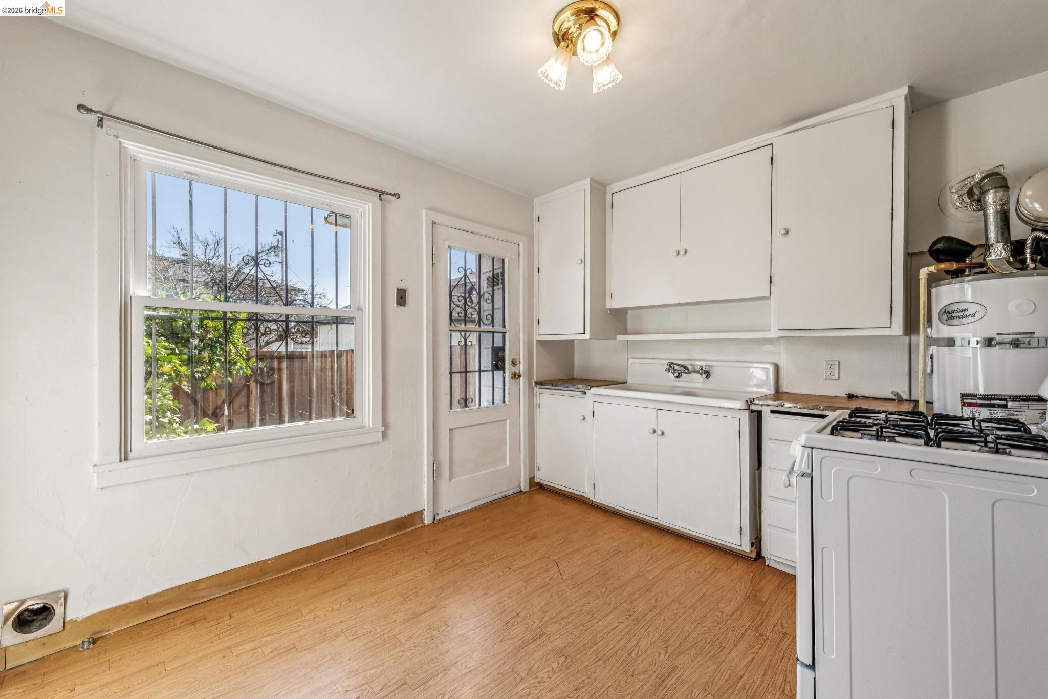 Detail Gallery Image 8 of 29 For 130 Garrard, Richmond,  CA 94801 - 2 Beds | 1 Baths