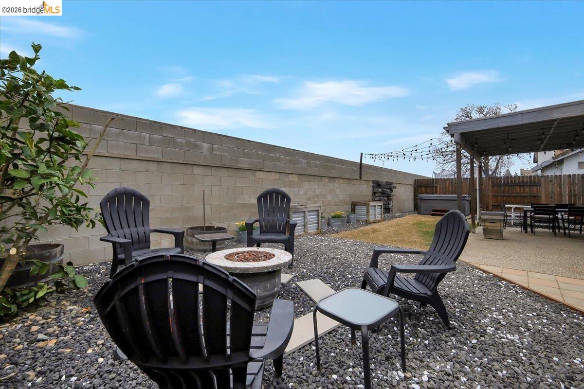 Detail Gallery Image 9 of 58 For 385 Farmington Cir, Roseville,  CA 95678 - 4 Beds | 2/1 Baths