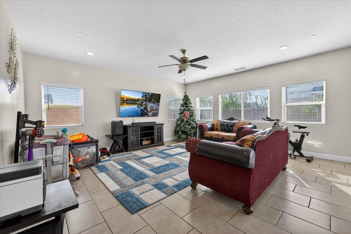 Detail Gallery Image 10 of 48 For 5986 E Pitt Ave, Fresno,  CA 93727 - 4 Beds | 3/1 Baths