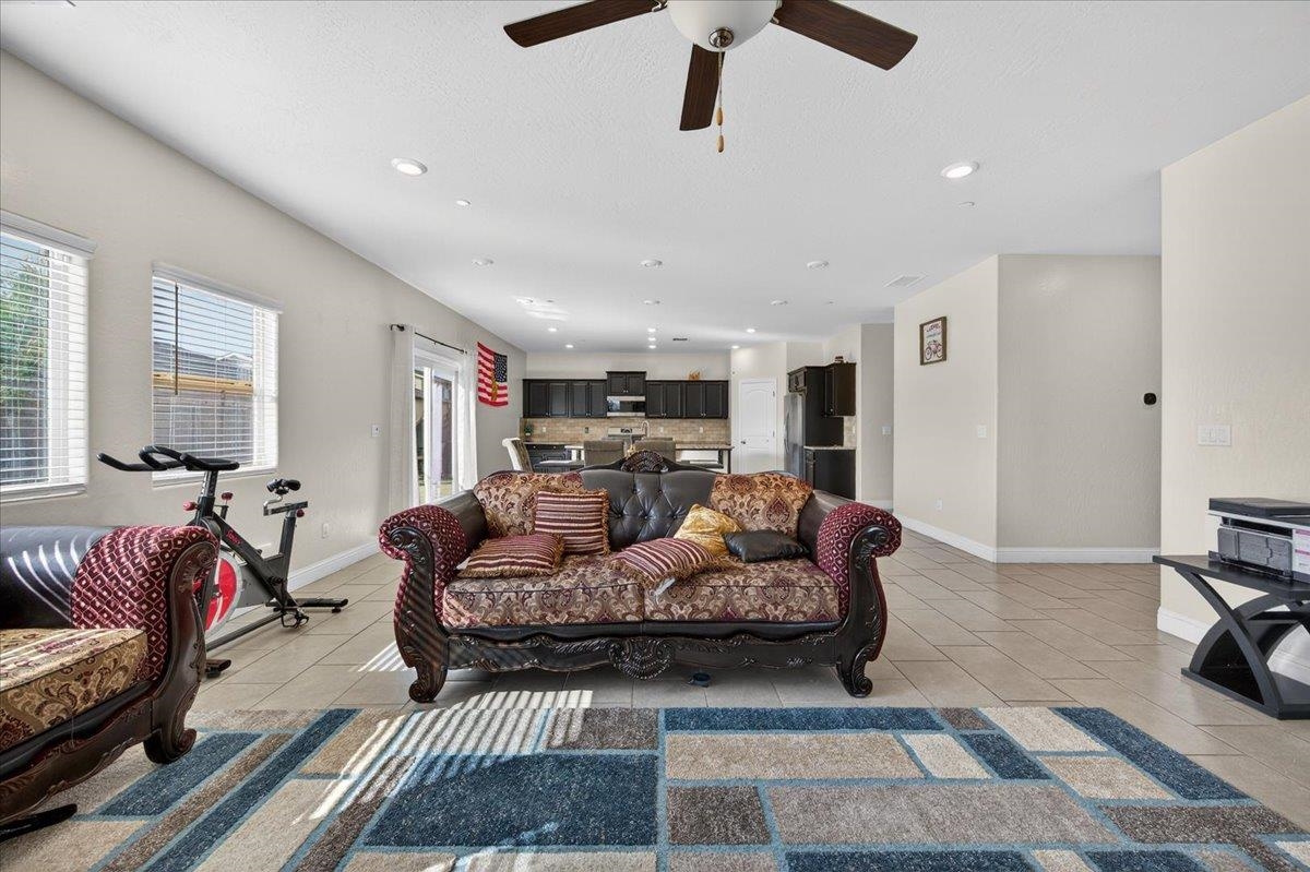 Detail Gallery Image 13 of 48 For 5986 E Pitt Ave, Fresno,  CA 93727 - 4 Beds | 3/1 Baths