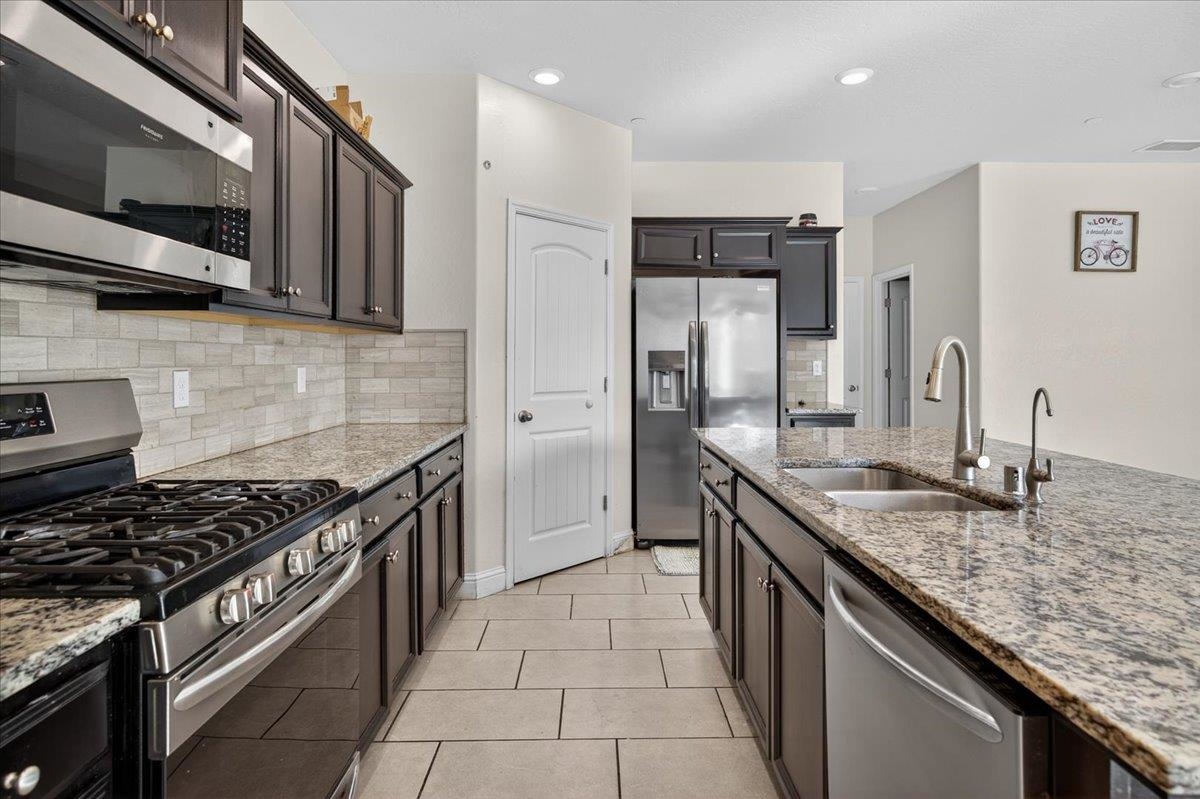 Detail Gallery Image 19 of 48 For 5986 E Pitt Ave, Fresno,  CA 93727 - 4 Beds | 3/1 Baths