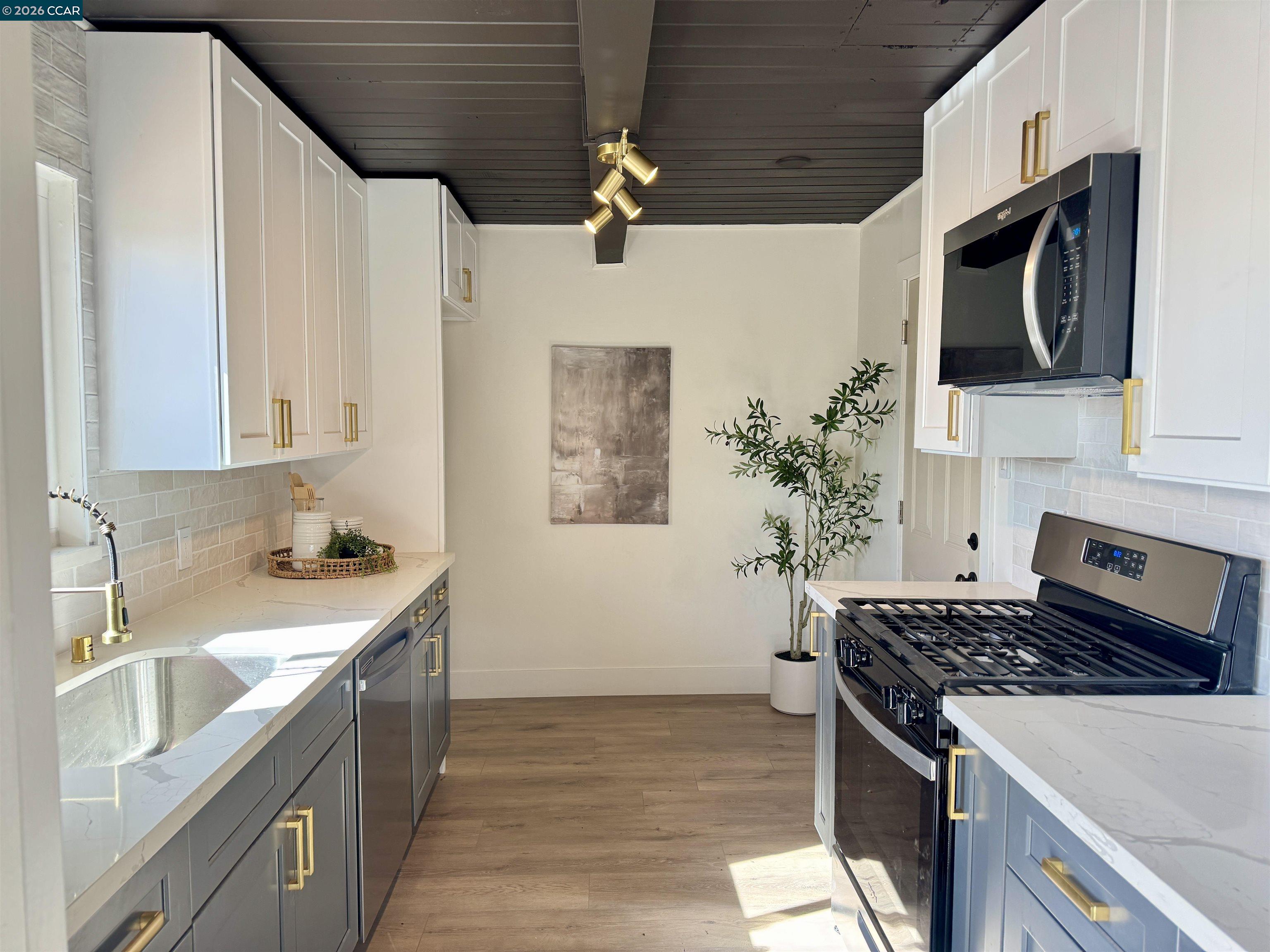 Detail Gallery Image 5 of 21 For 1838 Overhill Rd, Concord,  CA 94520 - 3 Beds | 1 Baths