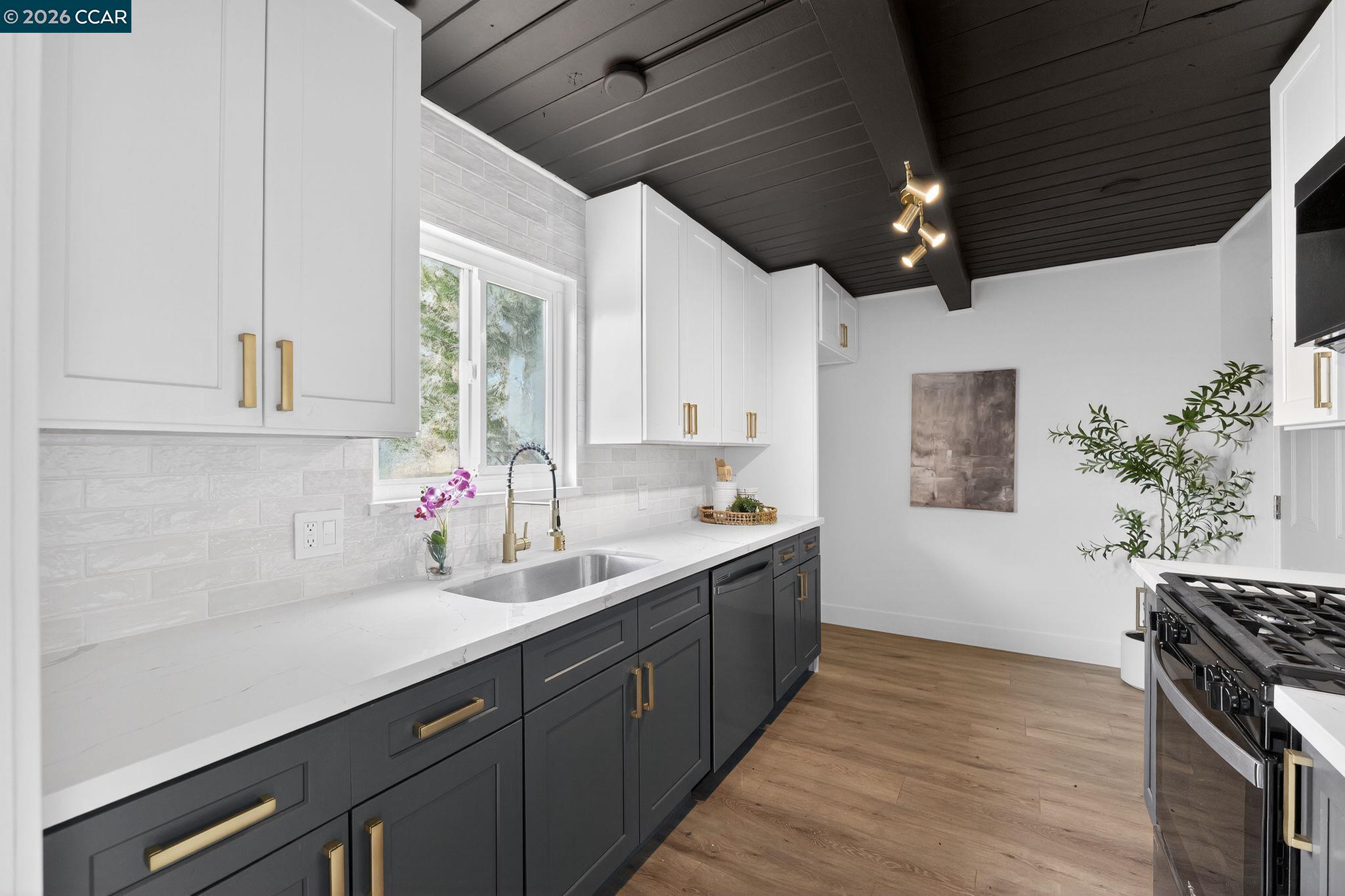 Detail Gallery Image 6 of 25 For 1838 Overhill Rd, Concord,  CA 94520 - 3 Beds | 1 Baths