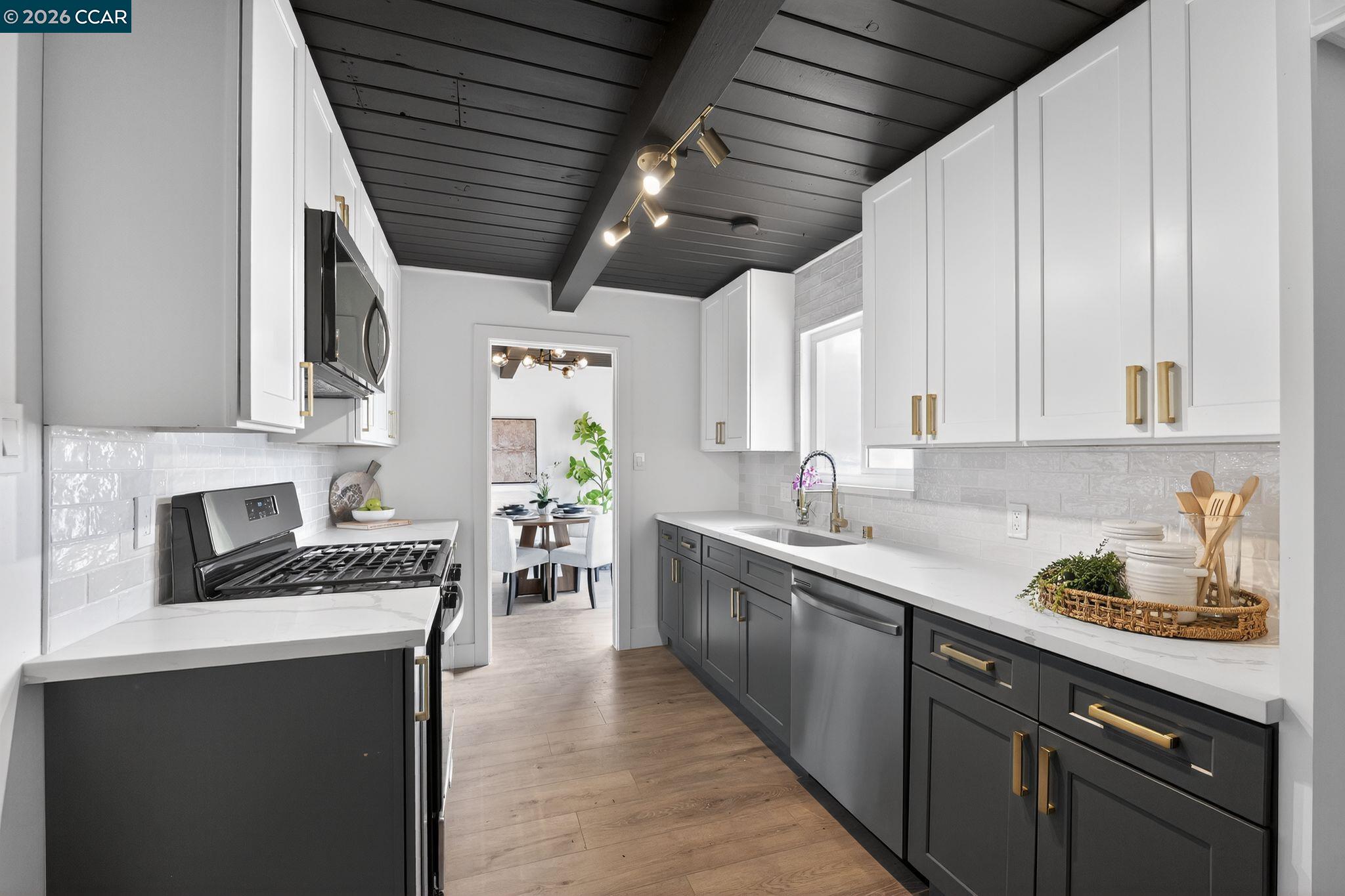 Detail Gallery Image 8 of 25 For 1838 Overhill Rd, Concord,  CA 94520 - 3 Beds | 1 Baths