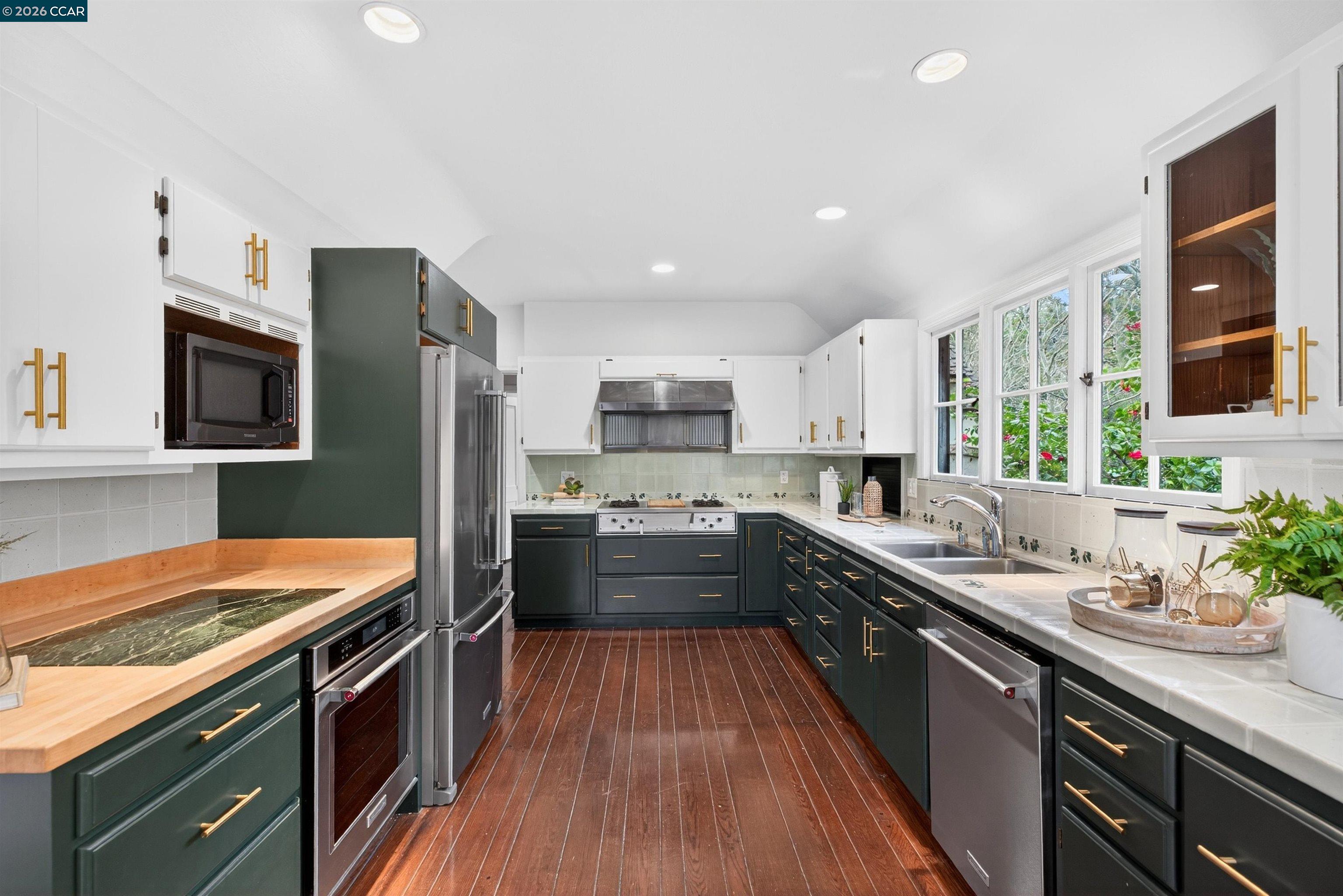 Detail Gallery Image 12 of 24 For 5906 Bruns Ct, Oakland,  CA 94611 - 4 Beds | 3 Baths