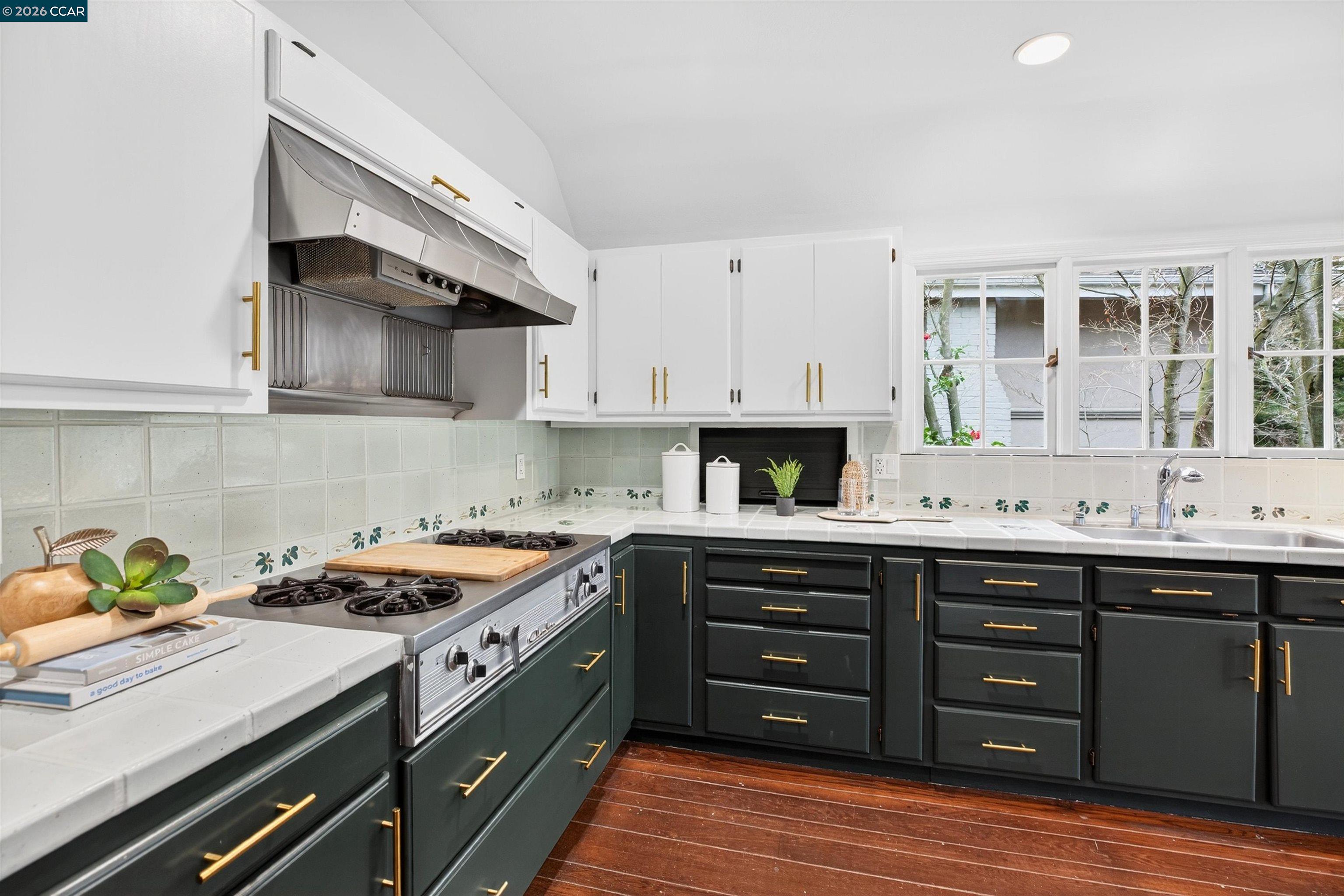 Detail Gallery Image 13 of 24 For 5906 Bruns Ct, Oakland,  CA 94611 - 4 Beds | 3 Baths