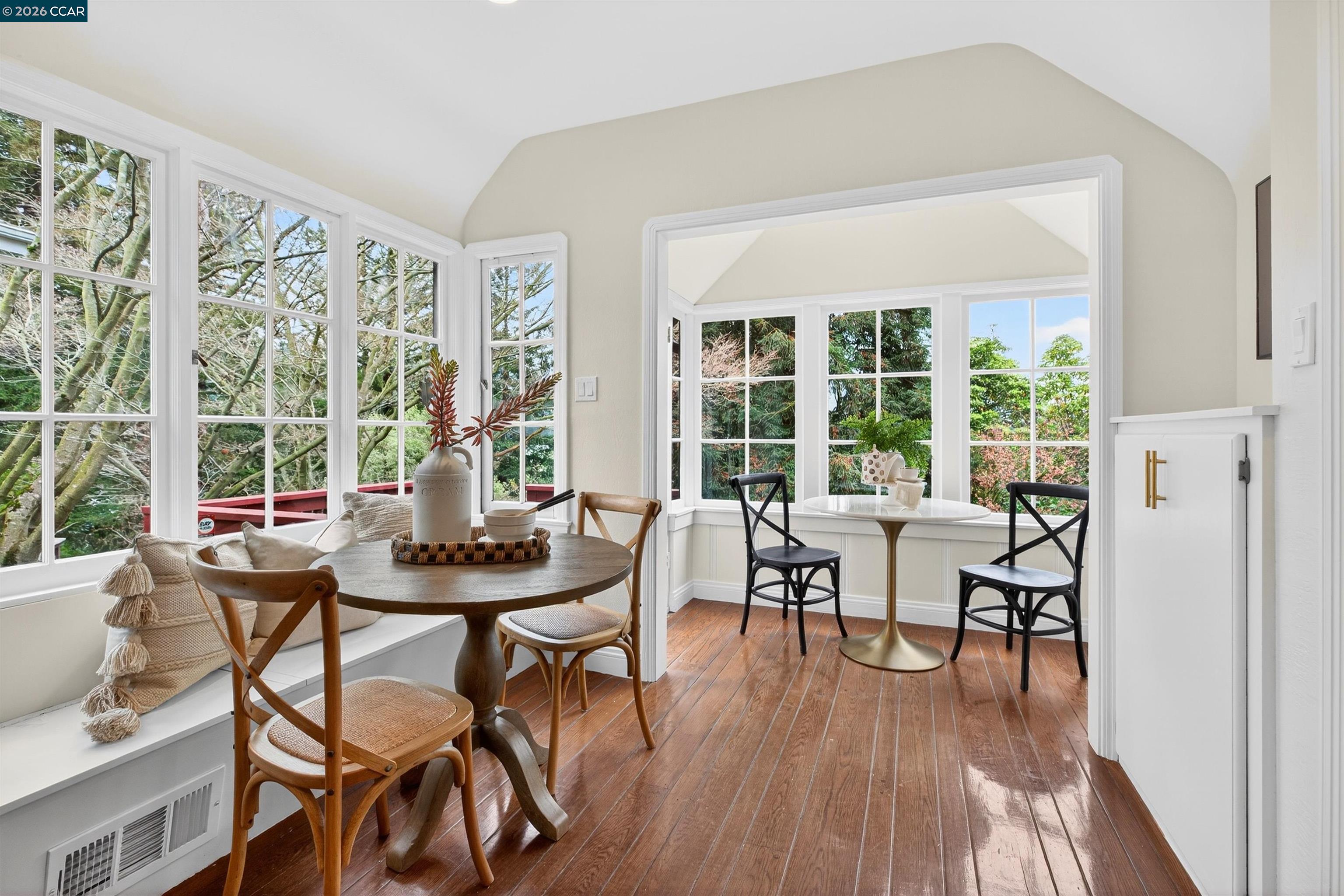 Detail Gallery Image 15 of 24 For 5906 Bruns Ct, Oakland,  CA 94611 - 4 Beds | 3 Baths