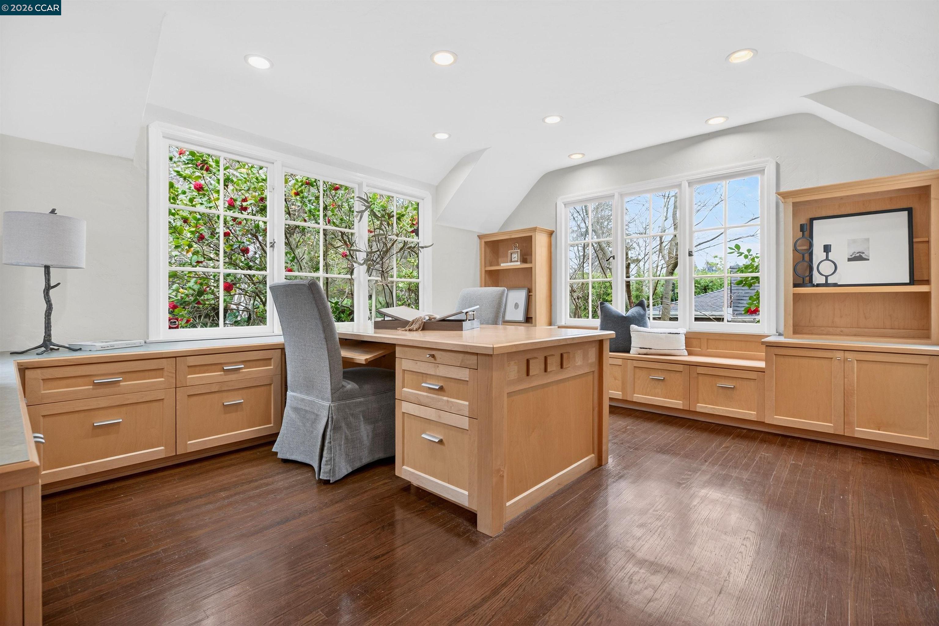 Detail Gallery Image 16 of 24 For 5906 Bruns Ct, Oakland,  CA 94611 - 4 Beds | 3 Baths