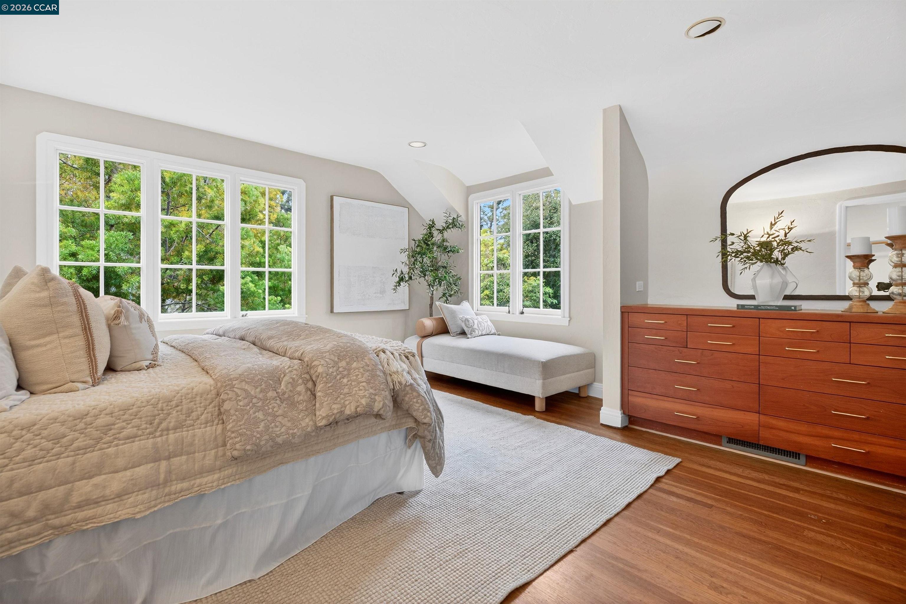 Detail Gallery Image 17 of 24 For 5906 Bruns Ct, Oakland,  CA 94611 - 4 Beds | 3 Baths