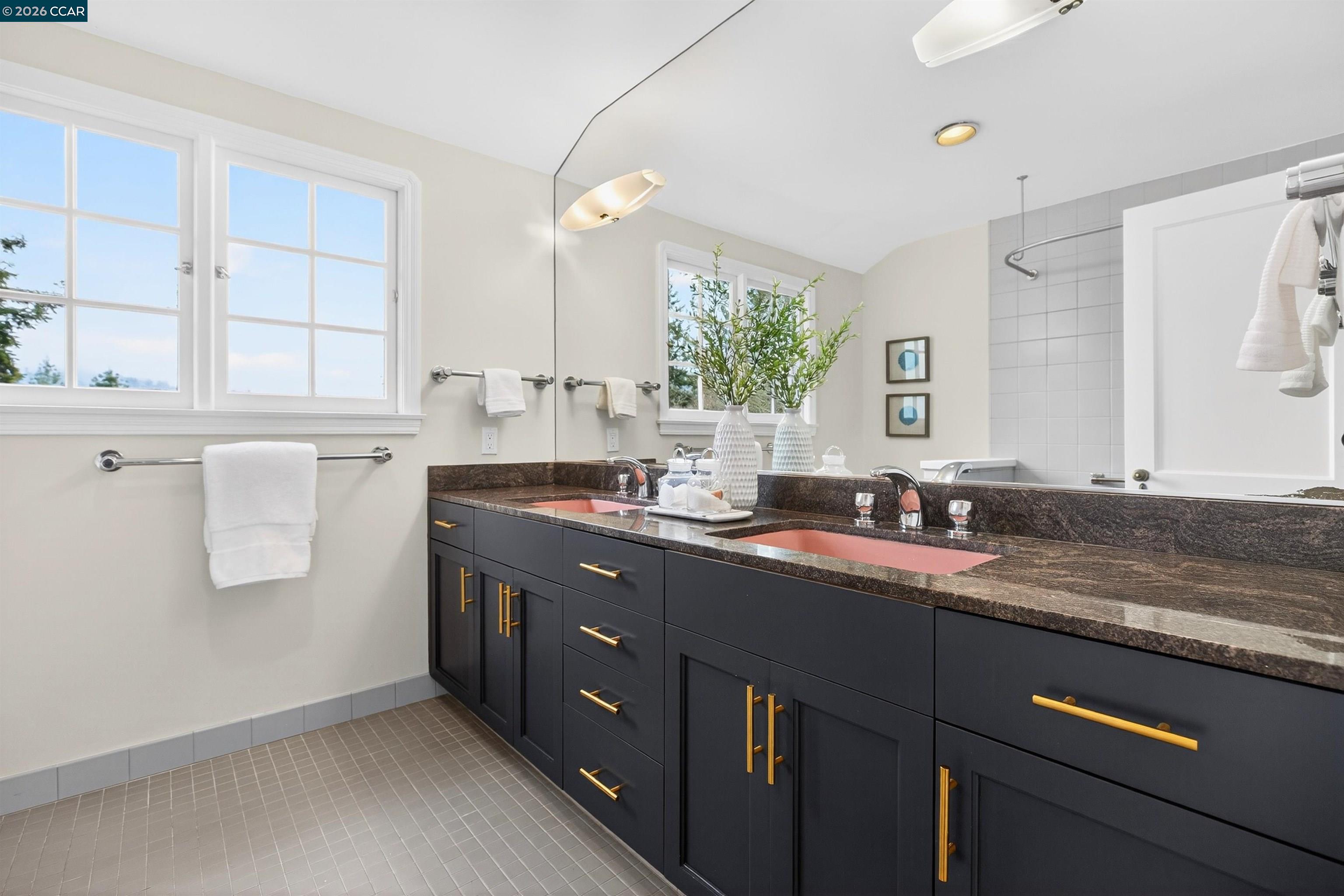 Detail Gallery Image 19 of 24 For 5906 Bruns Ct, Oakland,  CA 94611 - 4 Beds | 3 Baths