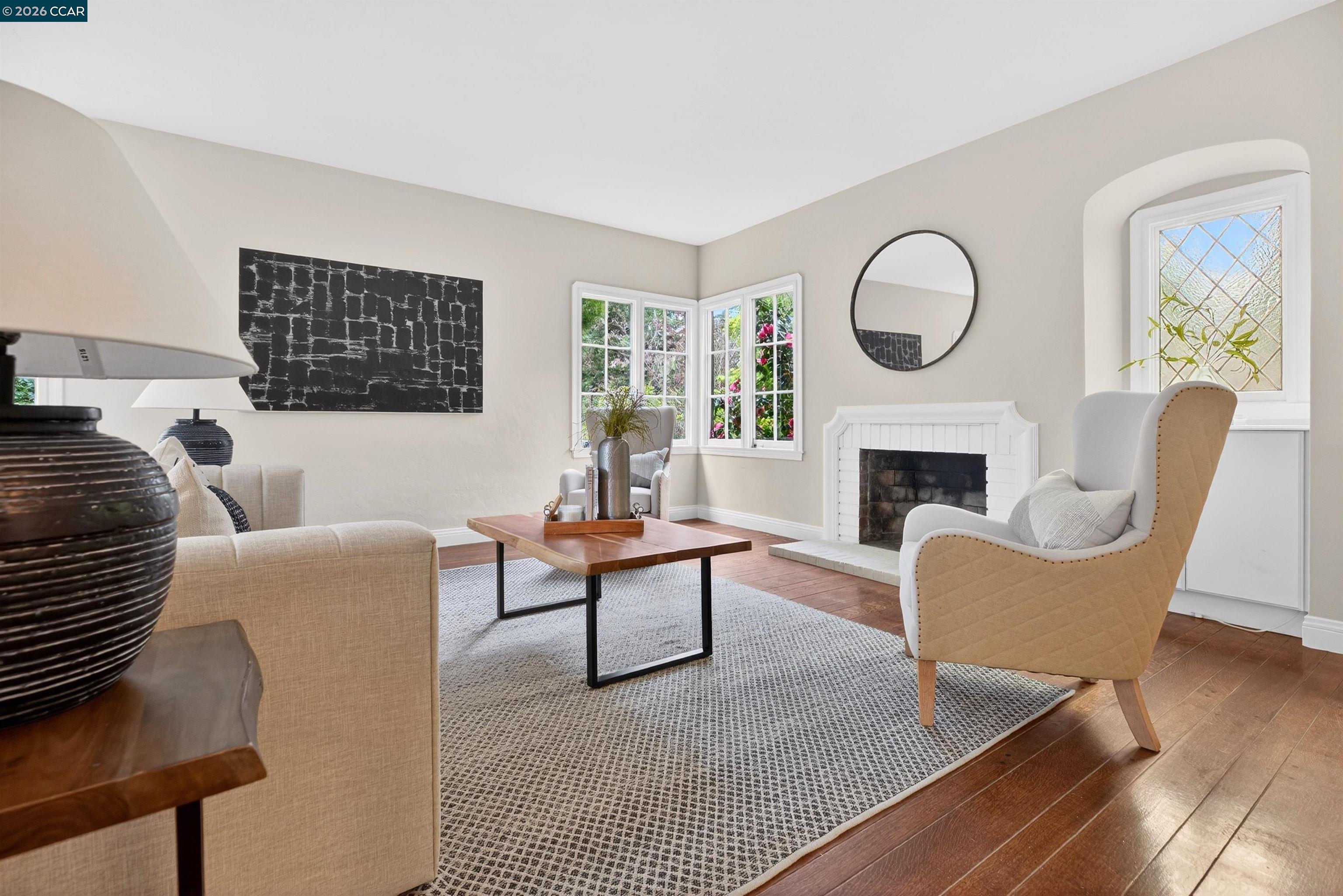 Detail Gallery Image 4 of 24 For 5906 Bruns Ct, Oakland,  CA 94611 - 4 Beds | 3 Baths