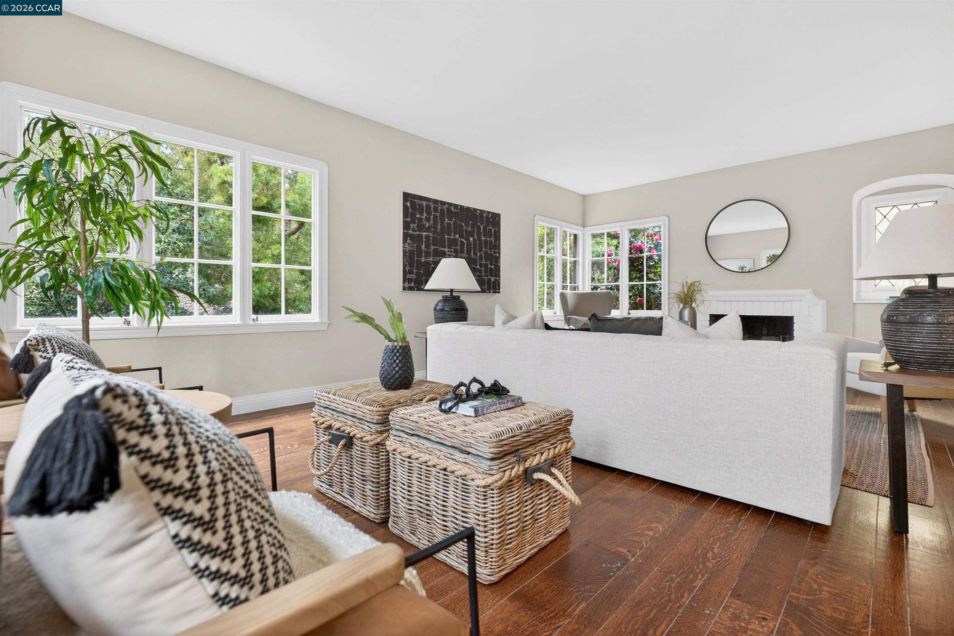 Detail Gallery Image 8 of 24 For 5906 Bruns Ct, Oakland,  CA 94611 - 4 Beds | 3 Baths