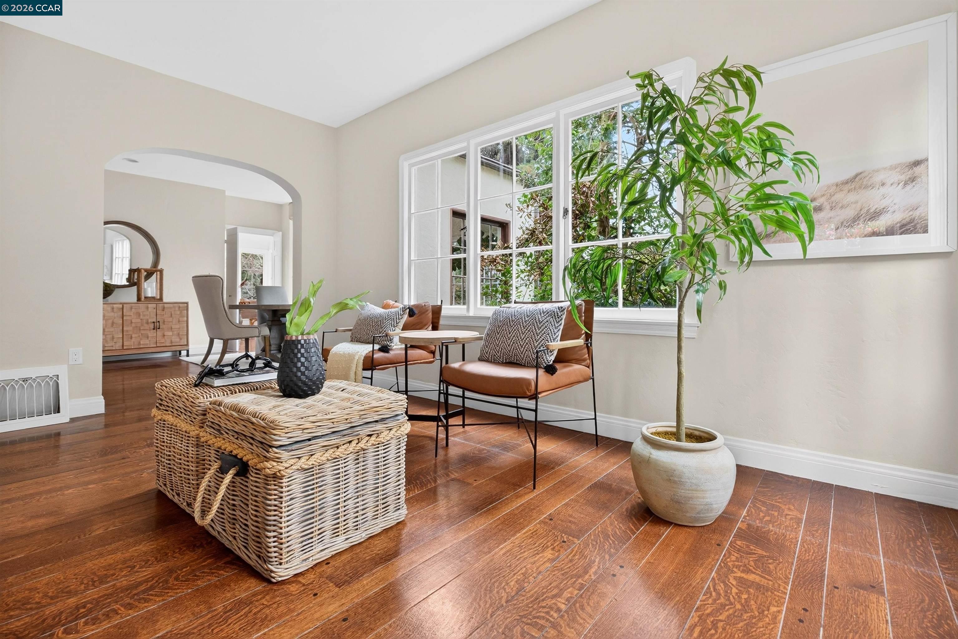 Detail Gallery Image 9 of 24 For 5906 Bruns Ct, Oakland,  CA 94611 - 4 Beds | 3 Baths