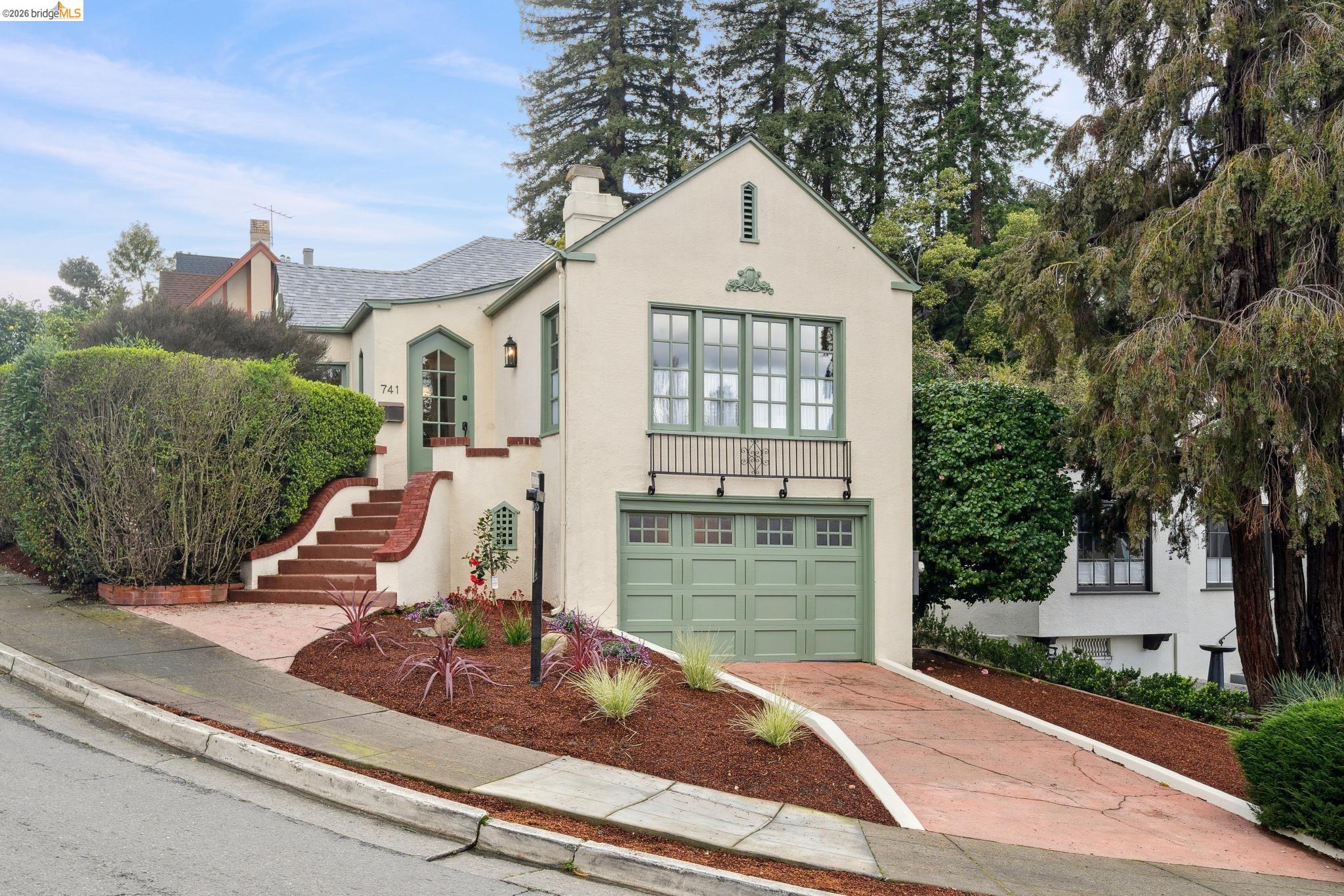 Detail Gallery Image 2 of 46 For 741 Grosvenor Pl, Oakland,  CA 94610 - 2 Beds | 1 Baths